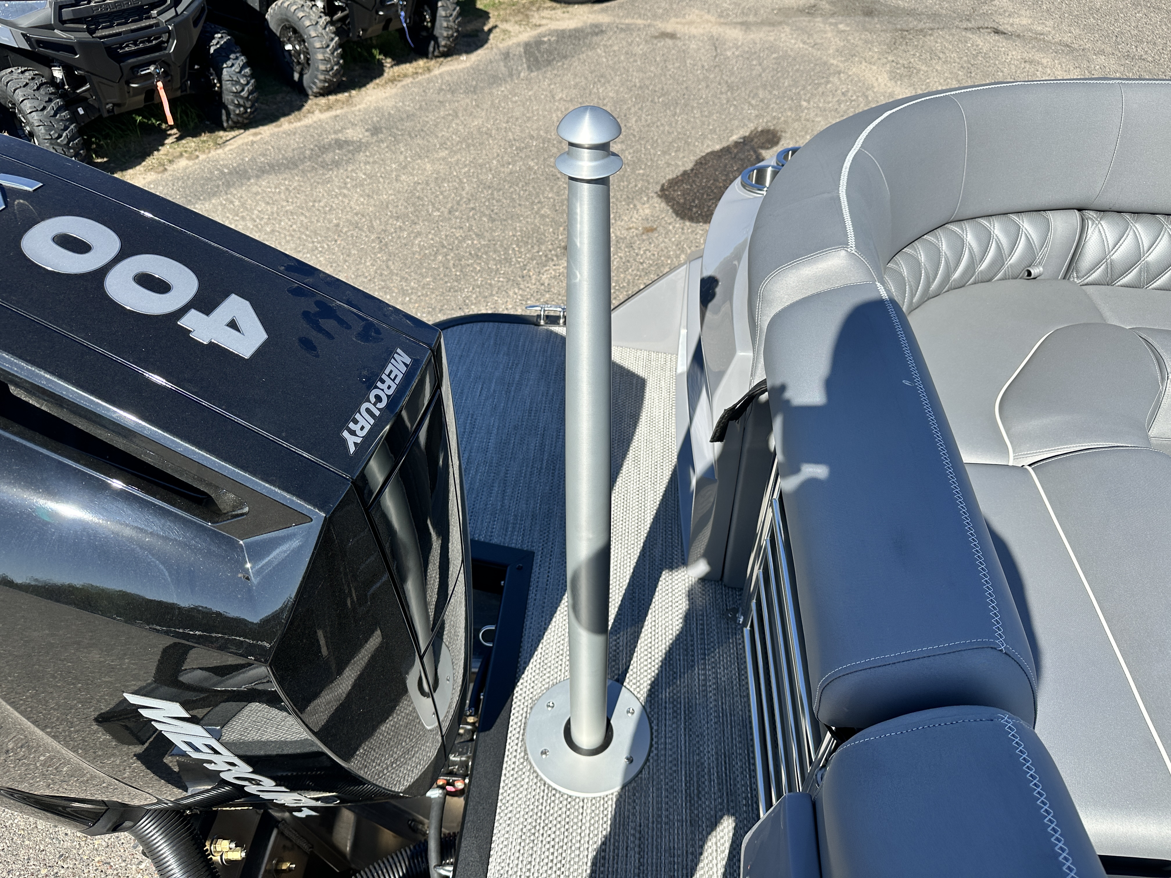 2024 Bennington 25 QX - FASTBACK ARCH w/WINDSHIELD - 400XL VERADO - TRITOON - Photo 9
