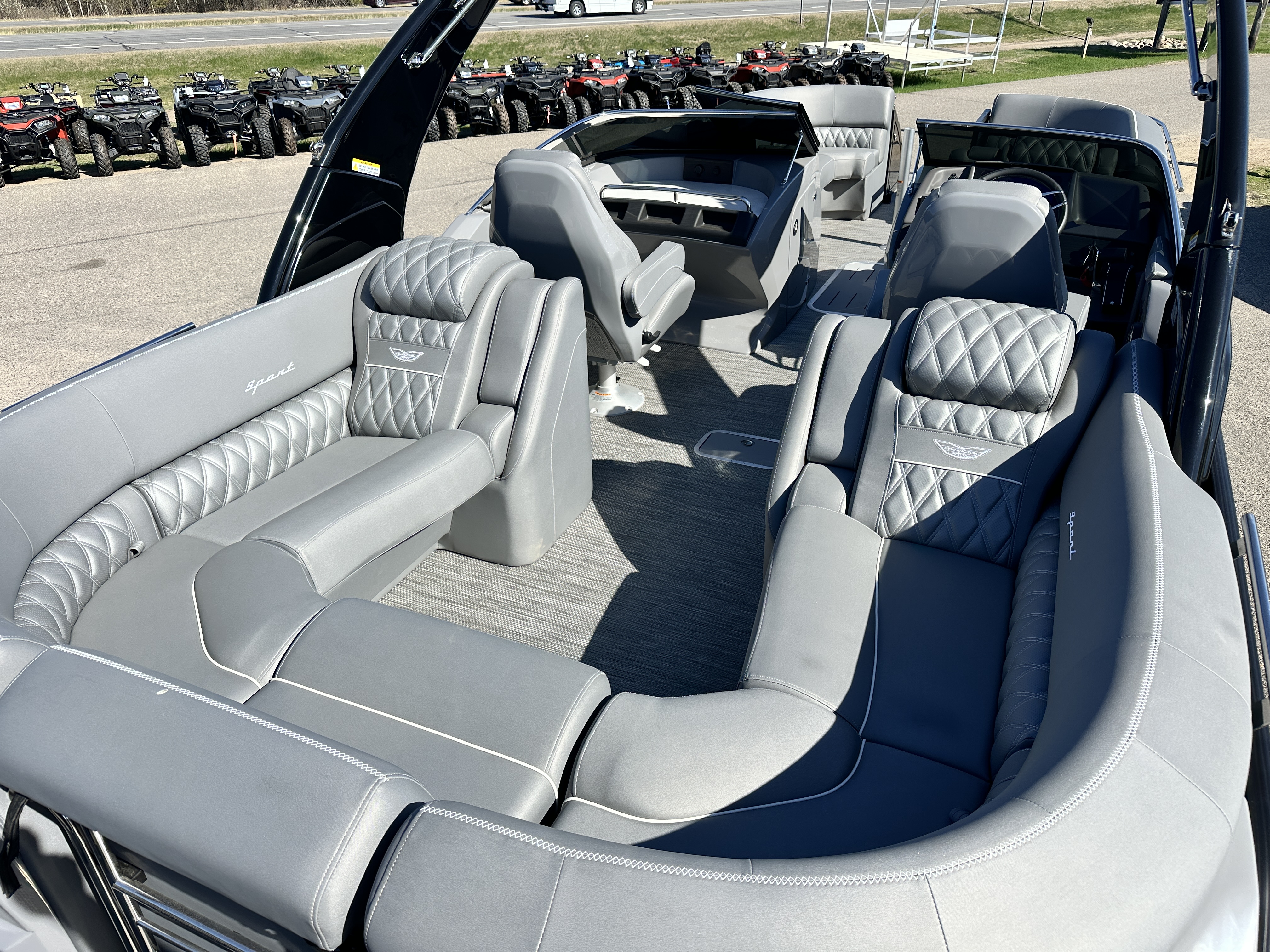 2024 Bennington 25 QX - FASTBACK ARCH w/WINDSHIELD - 400XL VERADO - TRITOON - Photo 10