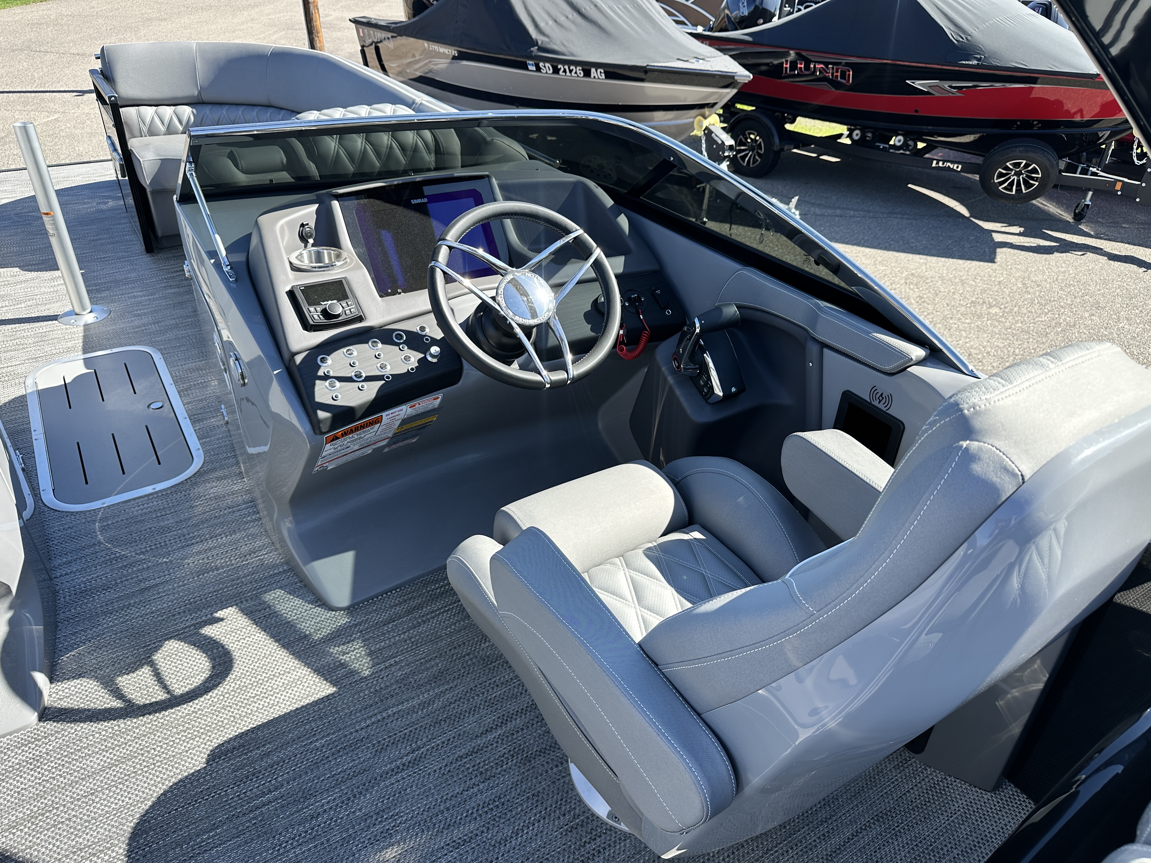 2024 Bennington 25 QX - FASTBACK ARCH w/WINDSHIELD - 400XL VERADO - TRITOON - Photo 11