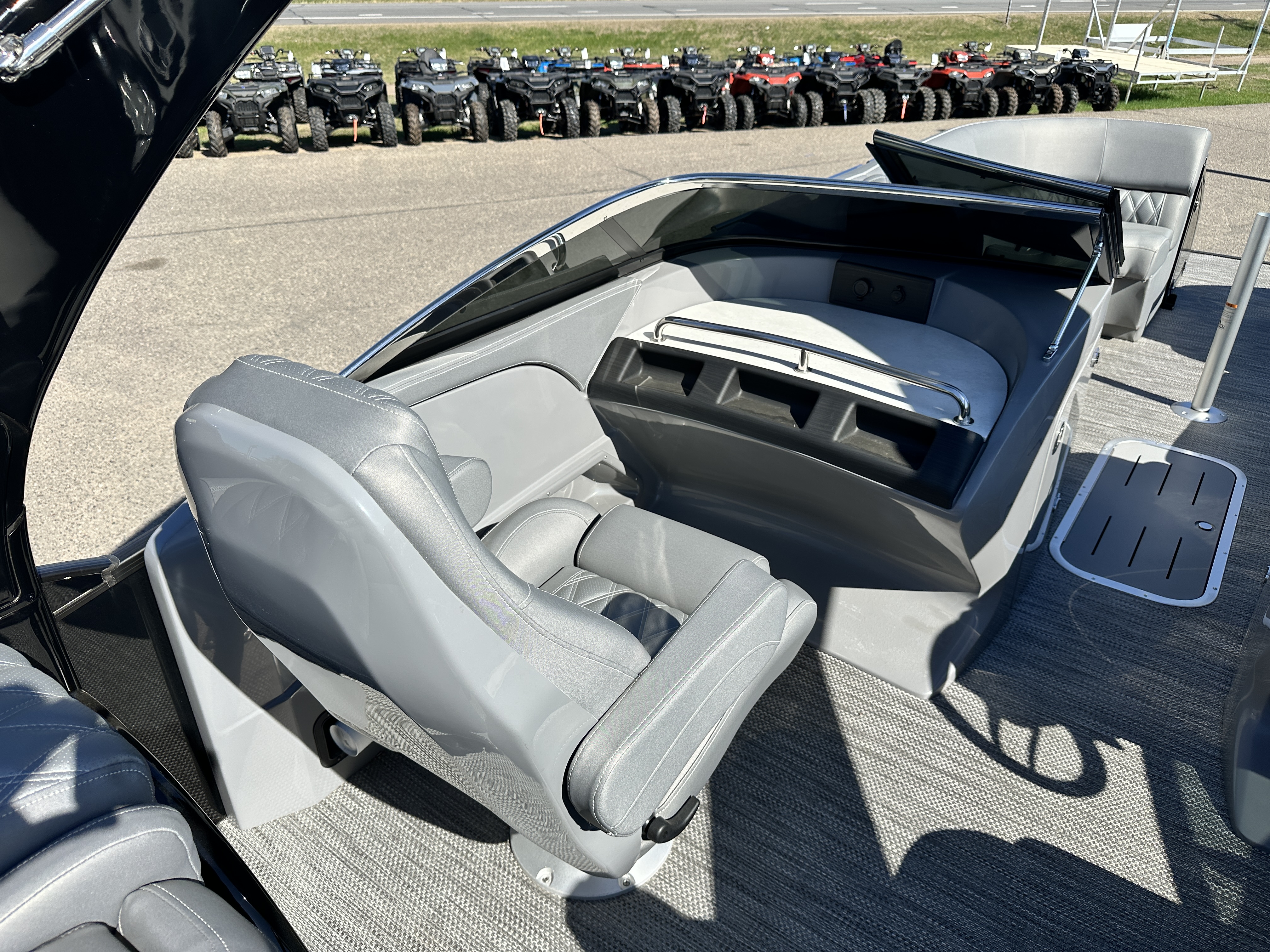 2024 Bennington 25 QX - FASTBACK ARCH w/WINDSHIELD - 400XL VERADO - TRITOON - Photo 12