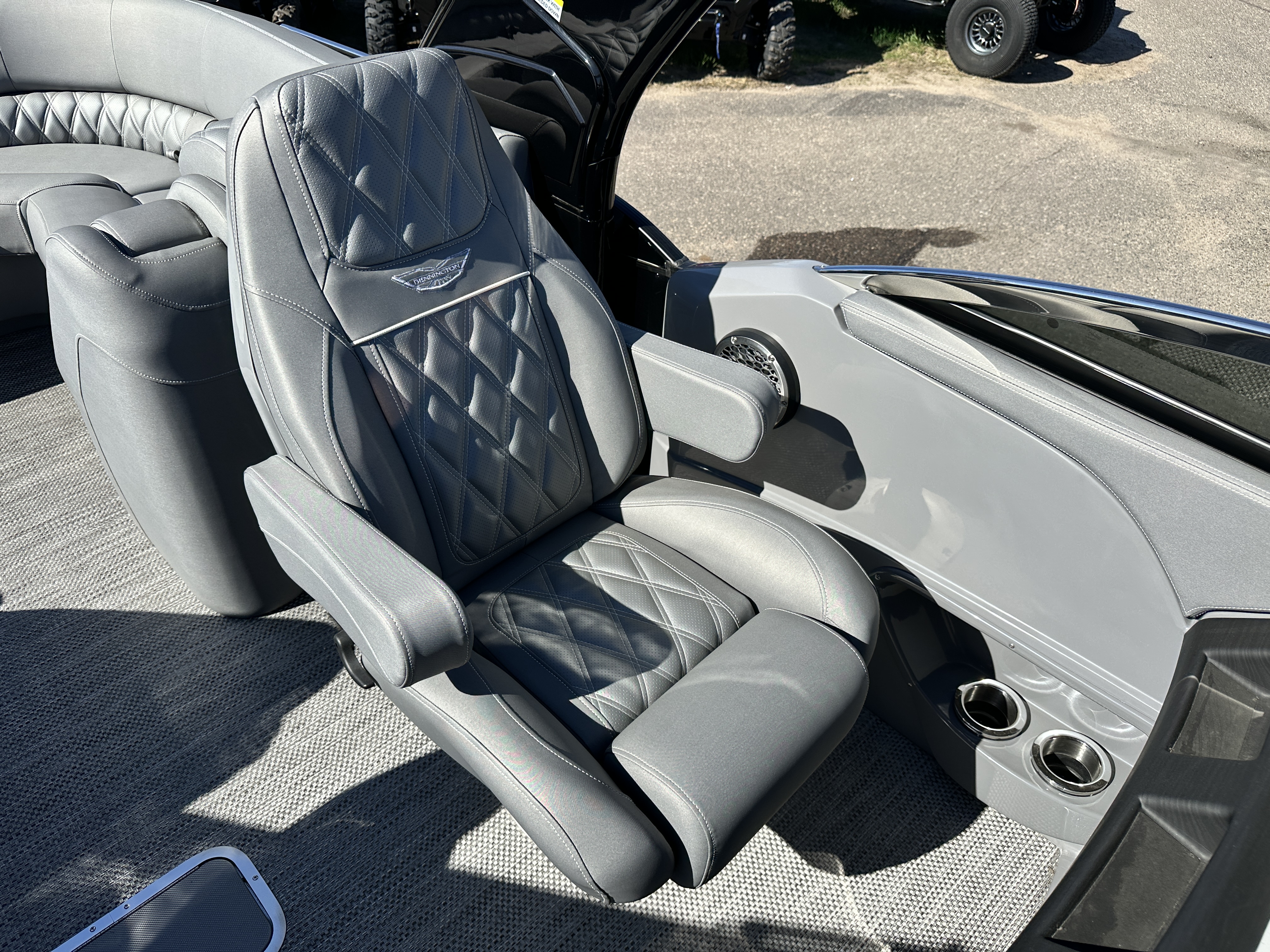2024 Bennington 25 QX - FASTBACK ARCH w/WINDSHIELD - 400XL VERADO - TRITOON - Photo 15