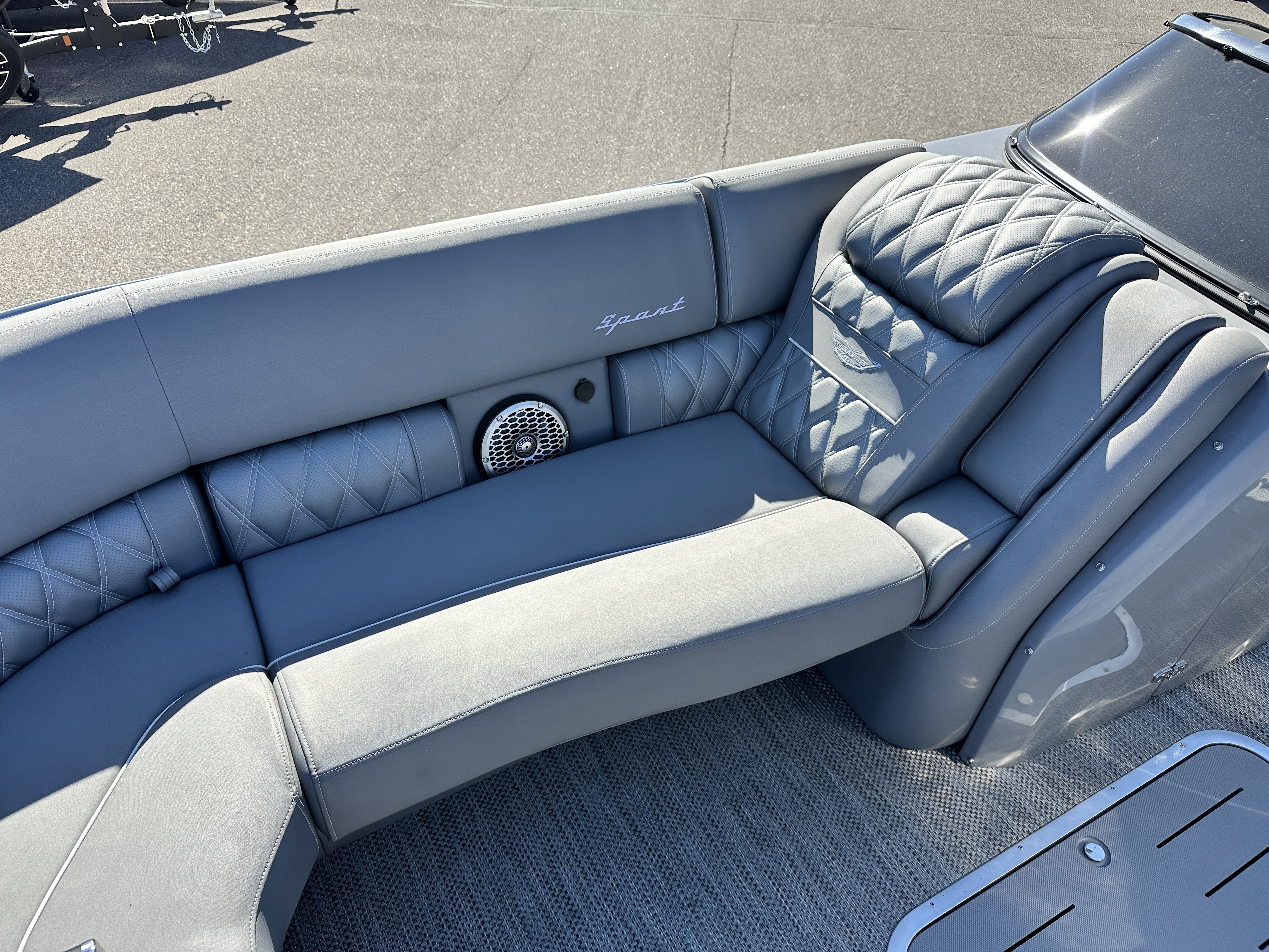 2024 Bennington 25 QX - FASTBACK ARCH w/WINDSHIELD - 400XL VERADO - TRITOON - Photo 16