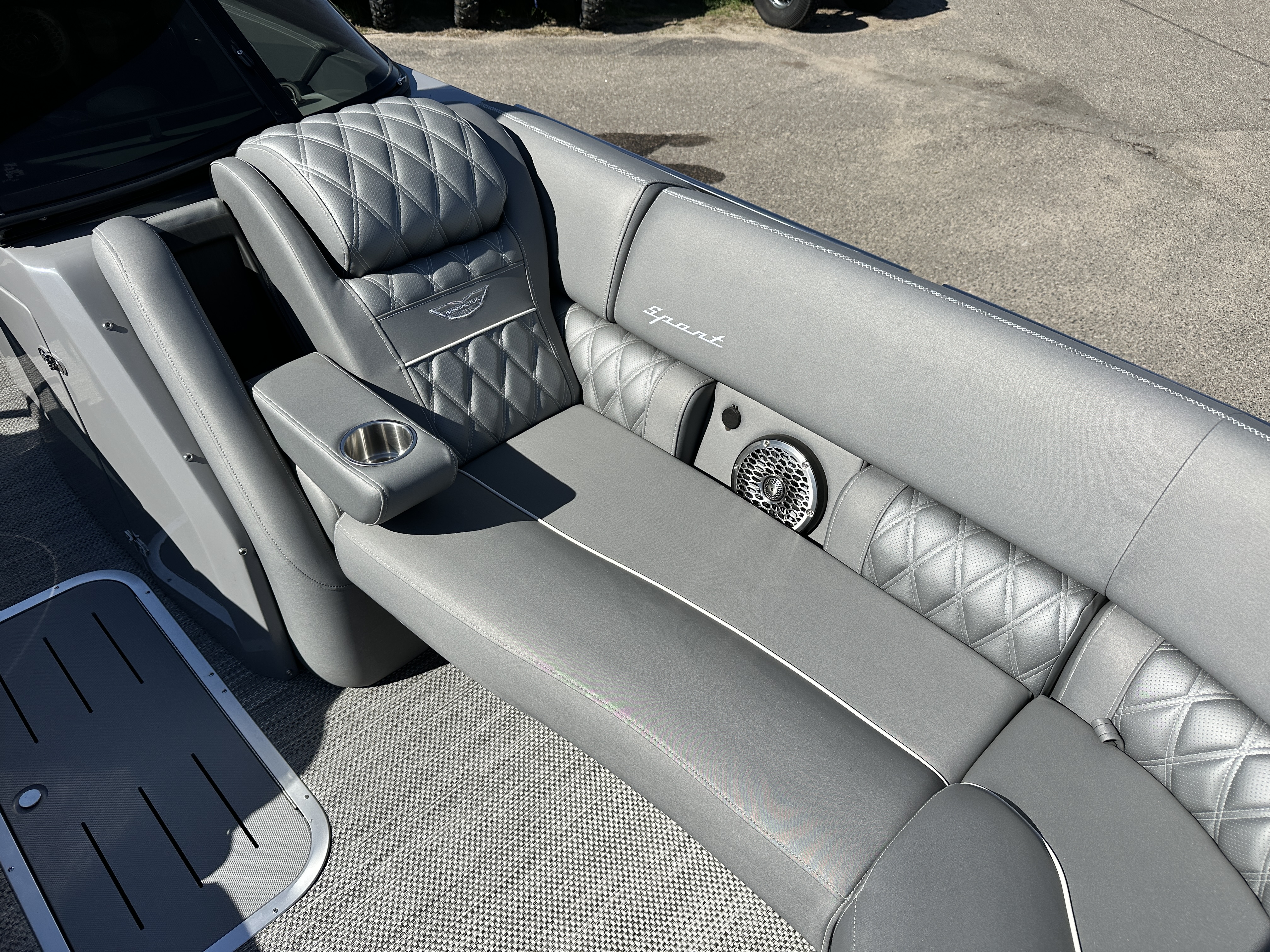 2024 Bennington 25 QX - FASTBACK ARCH w/WINDSHIELD - 400XL VERADO - TRITOON - Photo 17