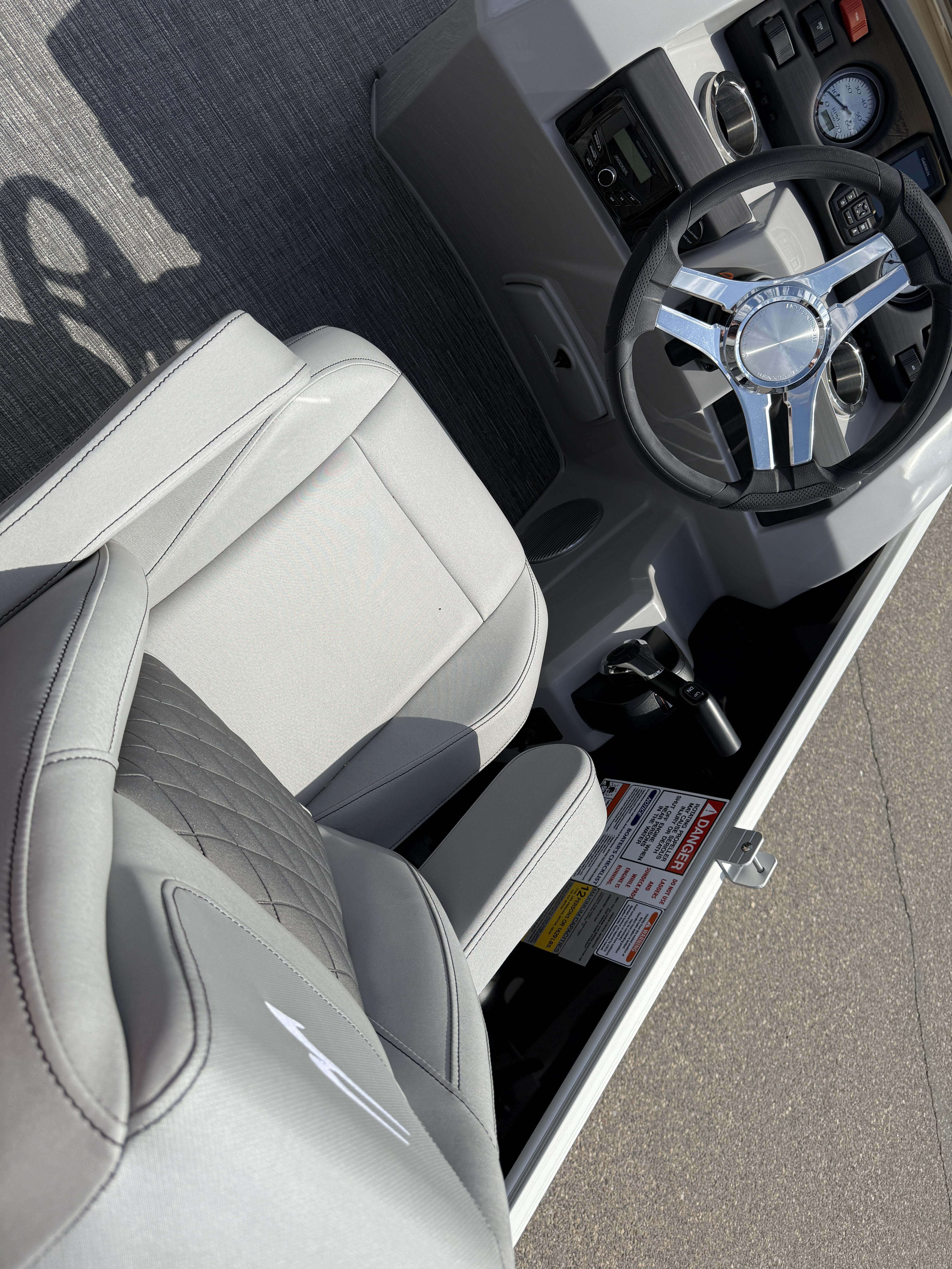 2025 Bennington 22 SX - STERN RADIUS EXPRESS - w/T50LB - Photo 15