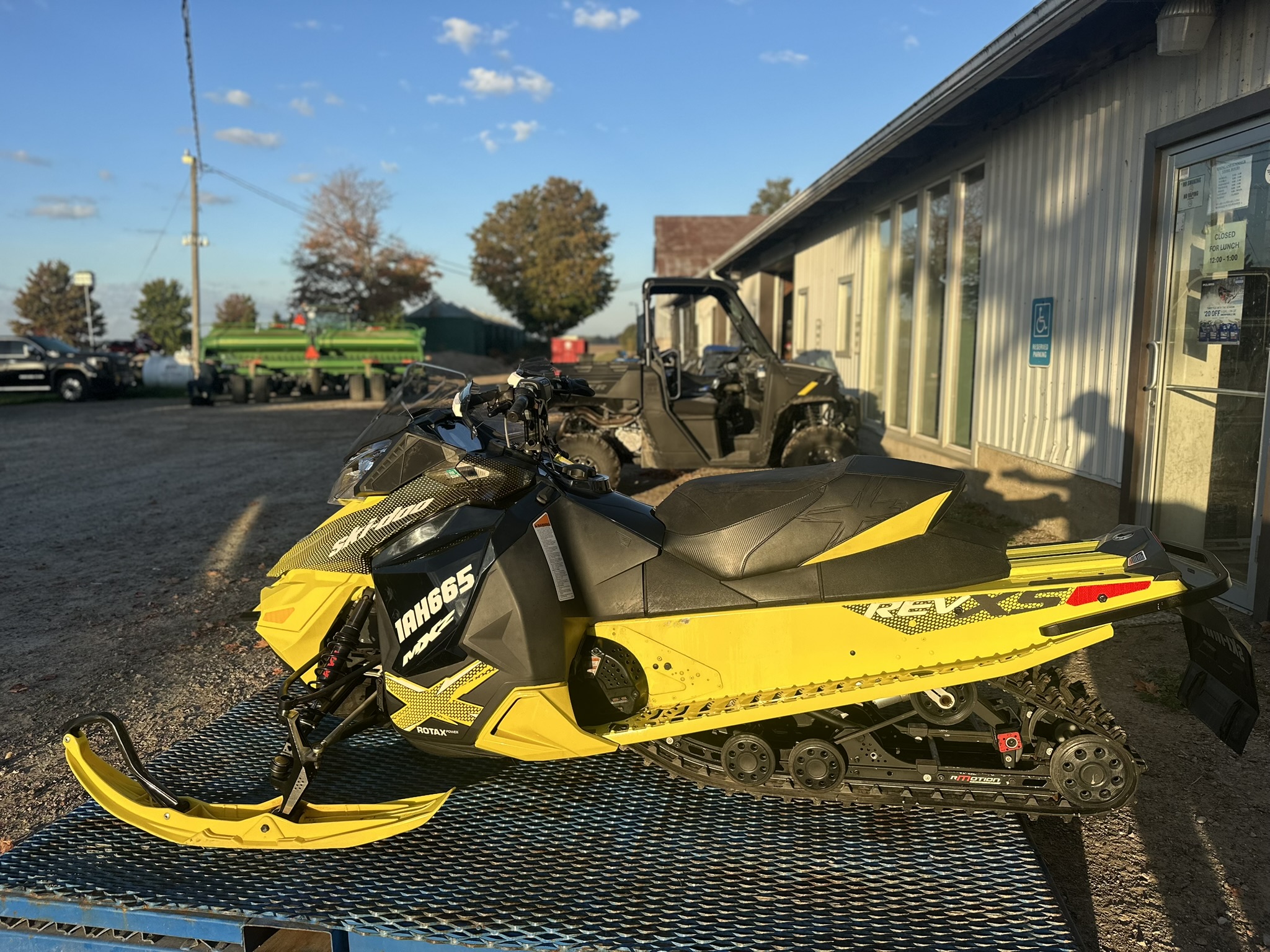2015 Ski-Doo MX Z® TNT™ Rotax® 800R E-TEC® - Grey/Yellow - Photo 6