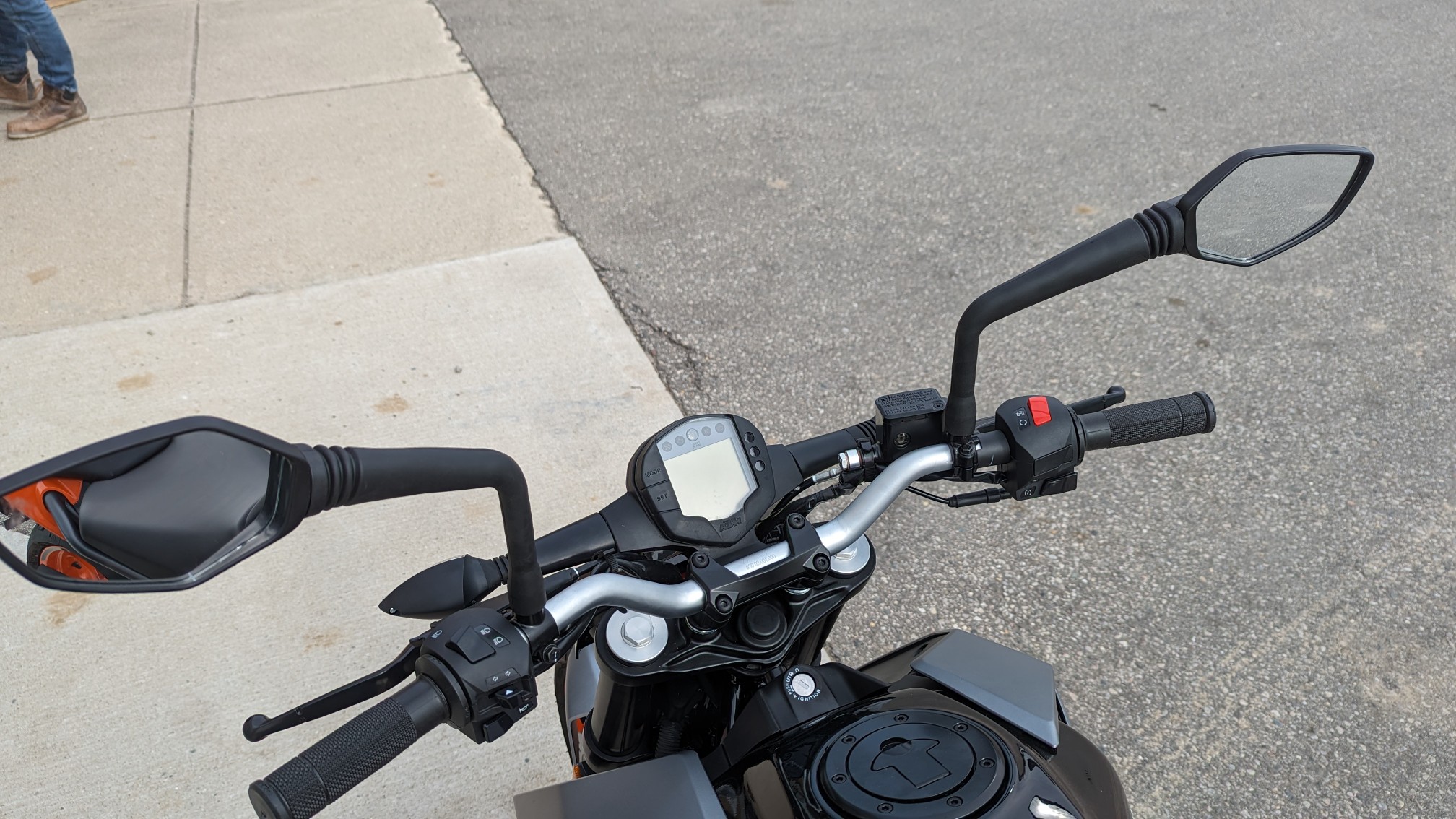 2023 KTM 200 Duke - Silver - Ride Into Winter Sale! - Photo 11