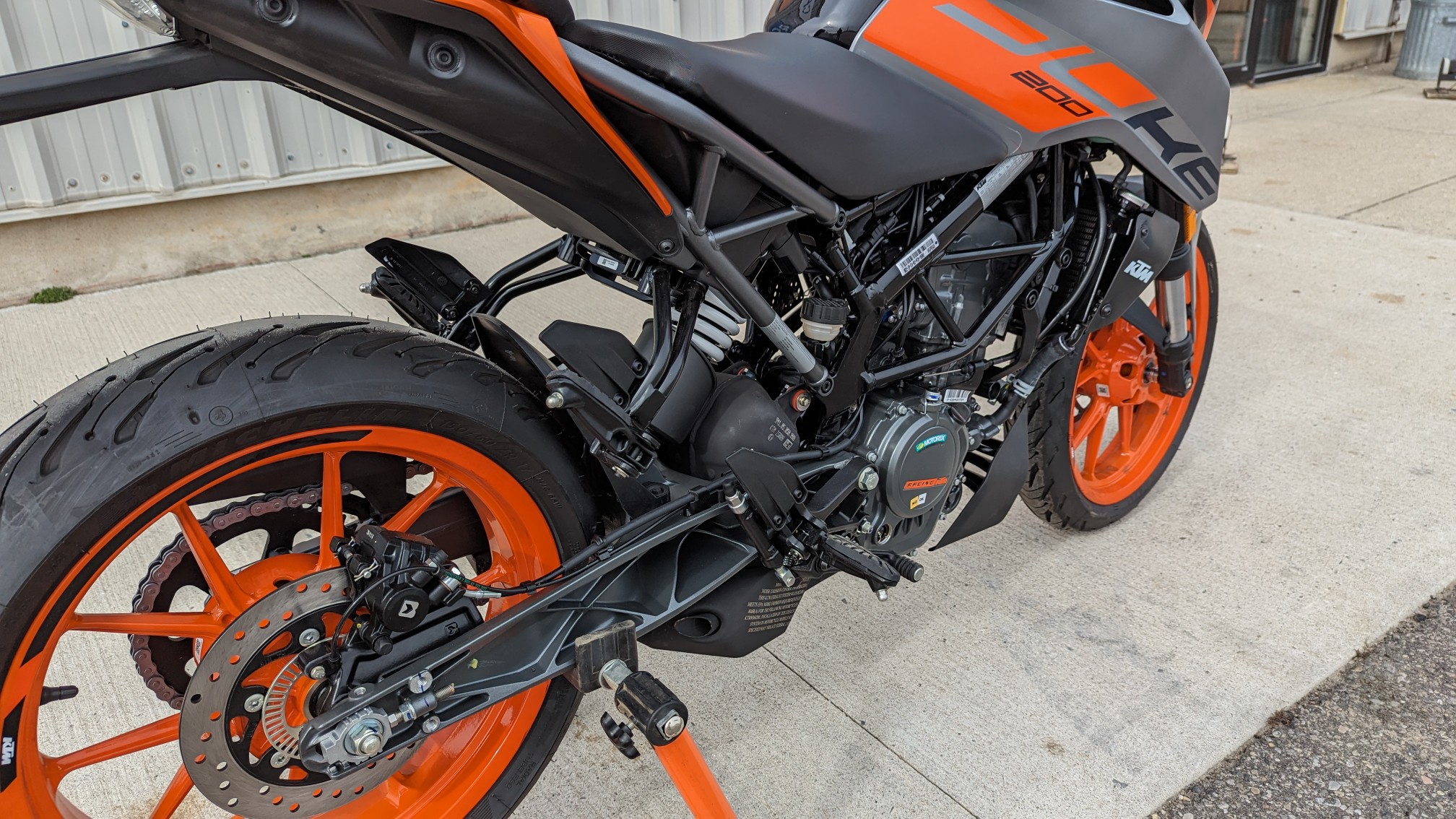 2023 KTM 200 Duke - Silver - Ride Into Winter Sale! - Photo 8