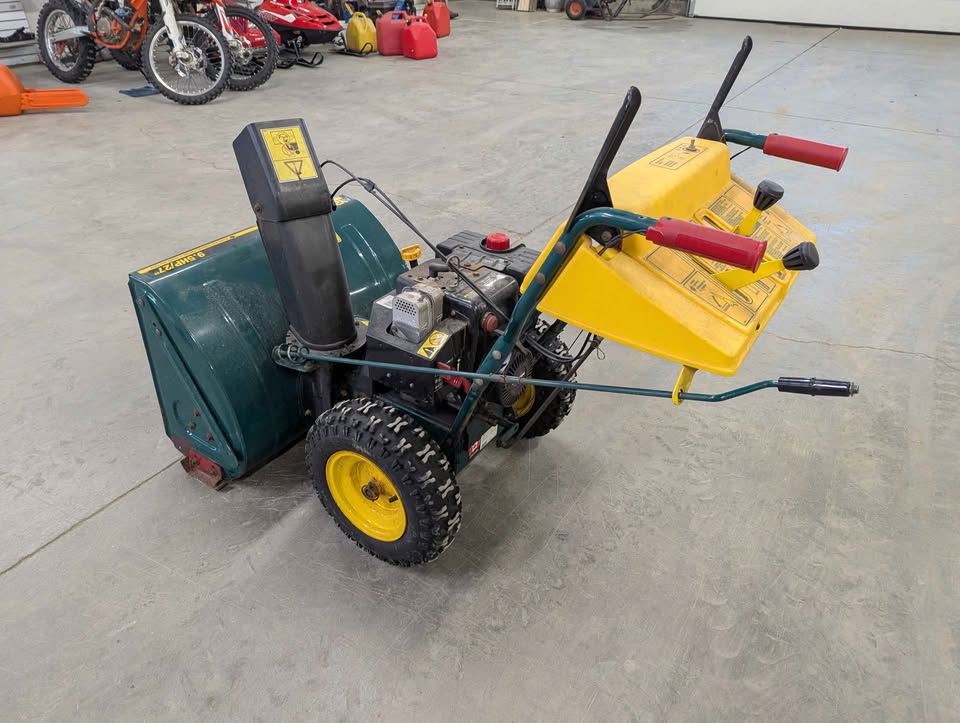 2001 Yard-Man 27 Inch / 9.5 HP Yard-Man Snowblower - Photo 4