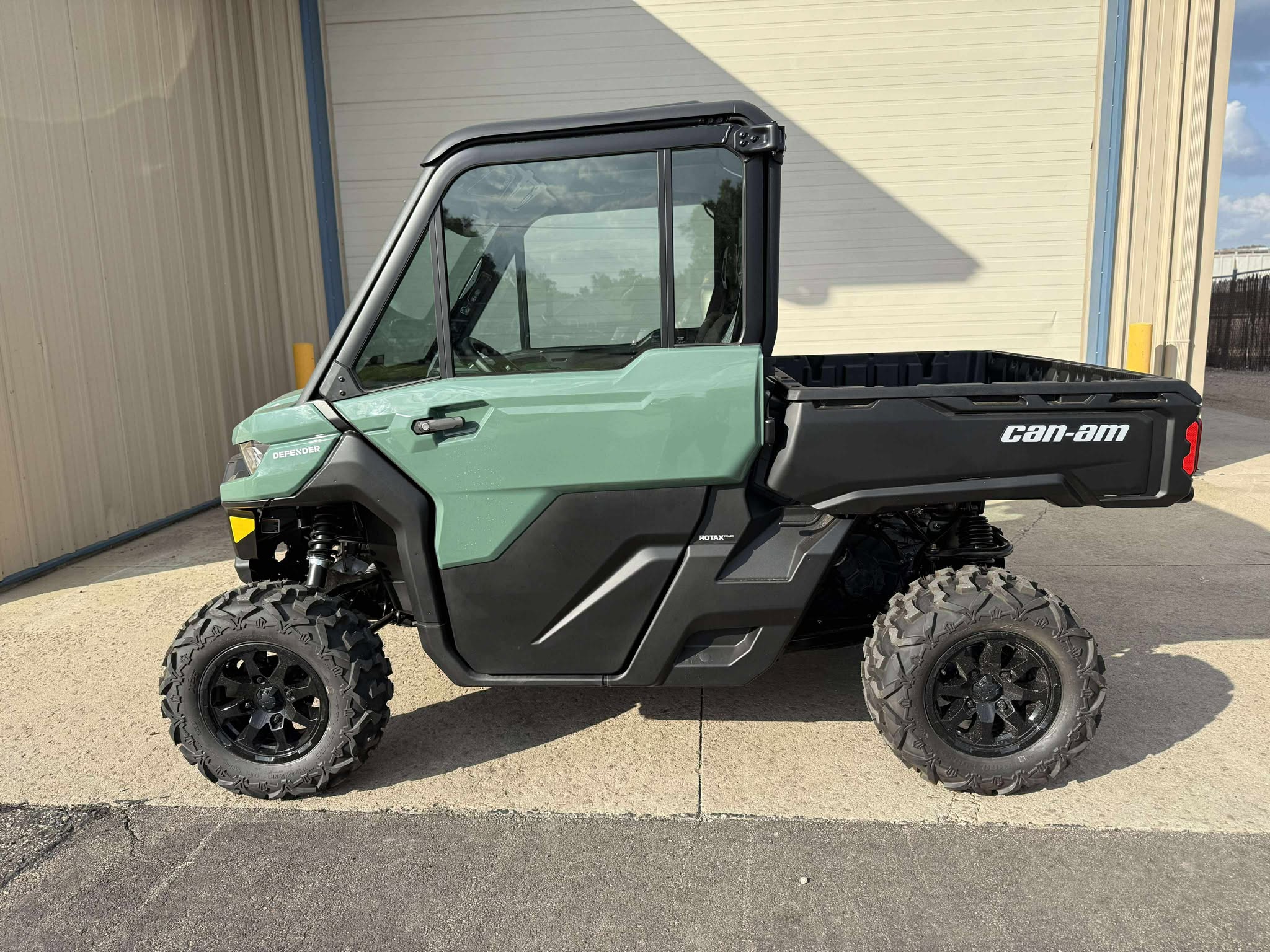 2026 Can-Am SSV DEF DPSCAB 65 HD9 GN 26 - Photo 8