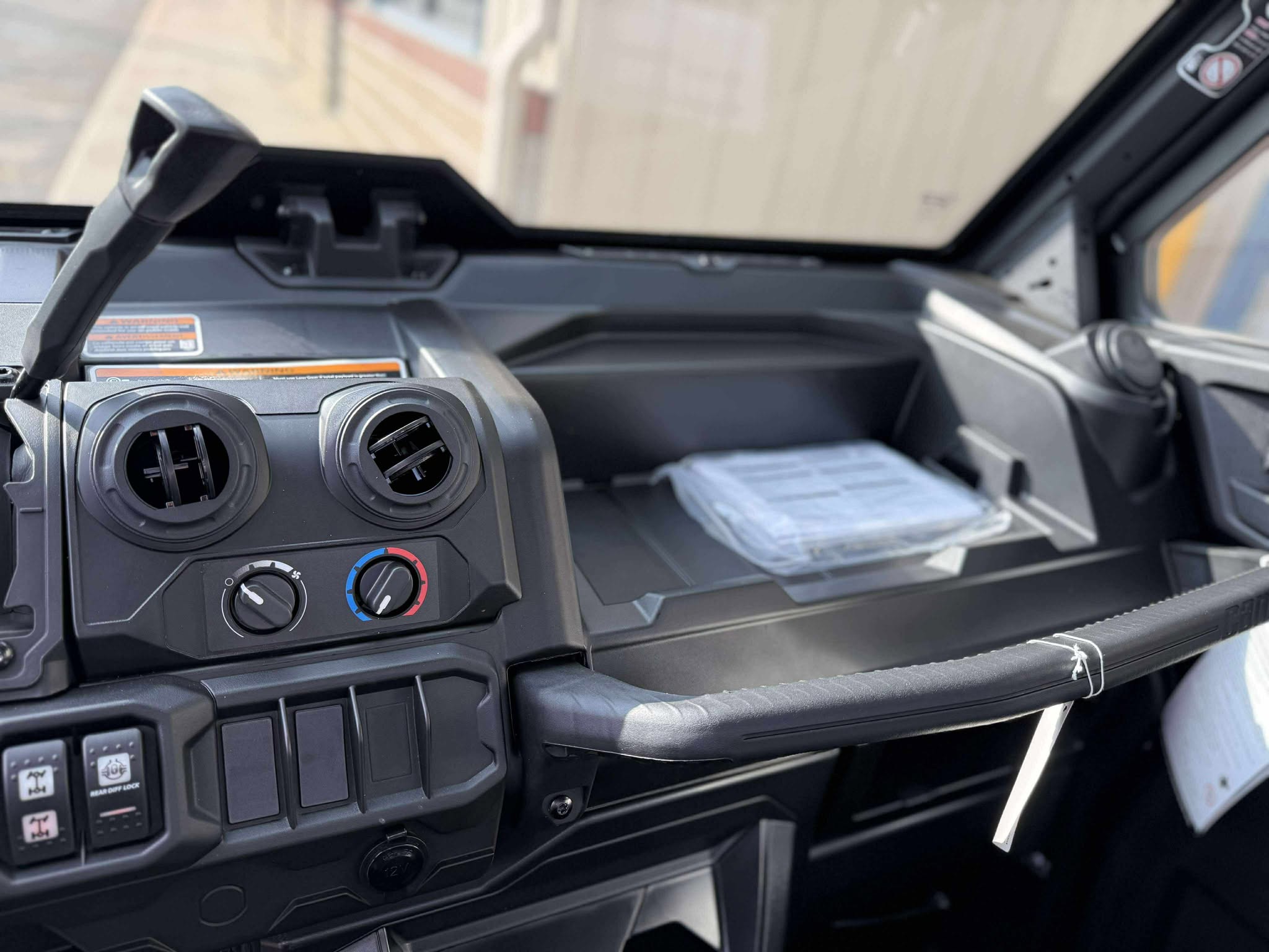 2026 Can-Am SSV DEF DPSCAB 65 HD9 GN 26 - Photo 12