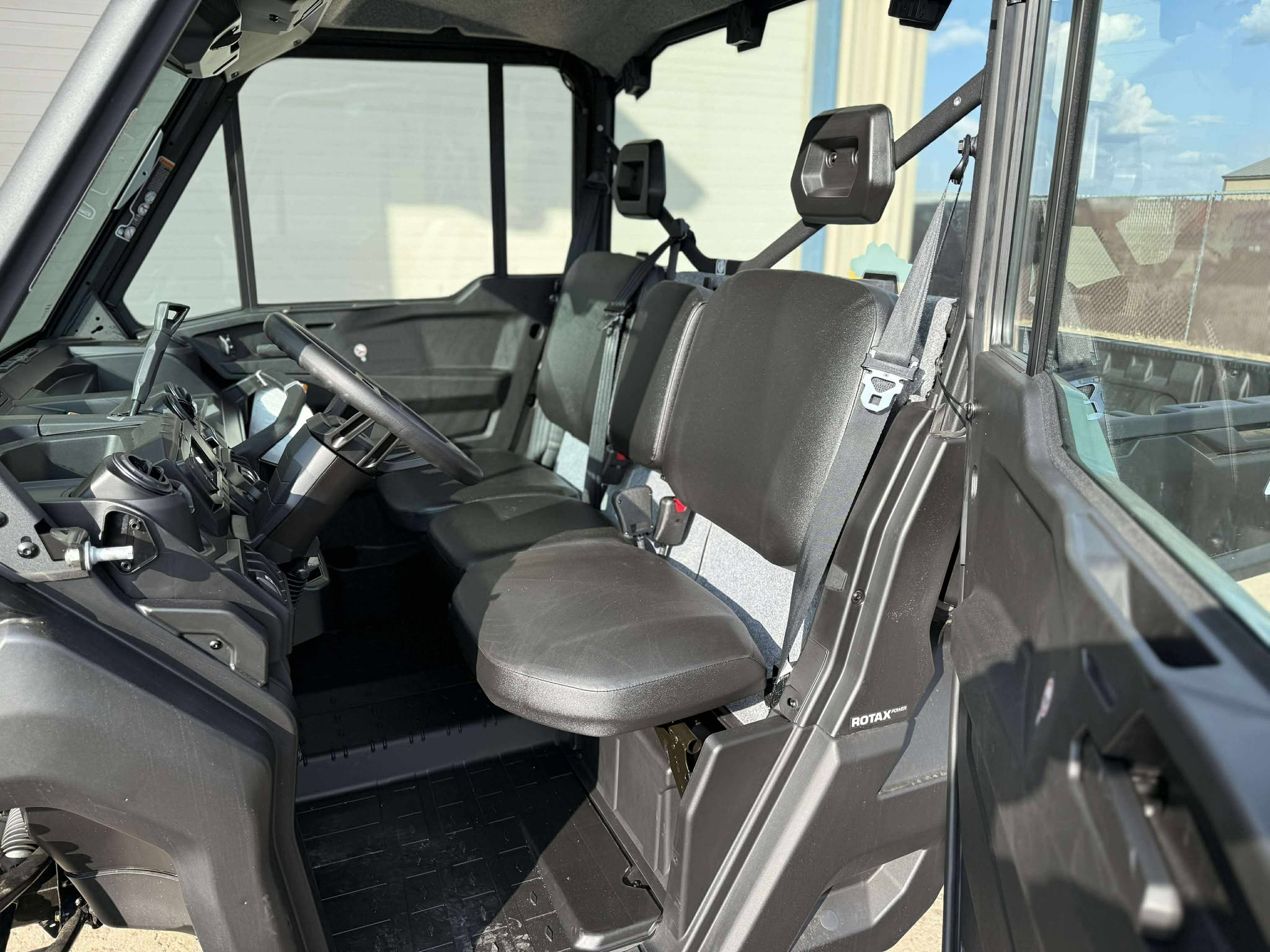 2026 Can-Am SSV DEF DPSCAB 65 HD9 GN 26 - Photo 9
