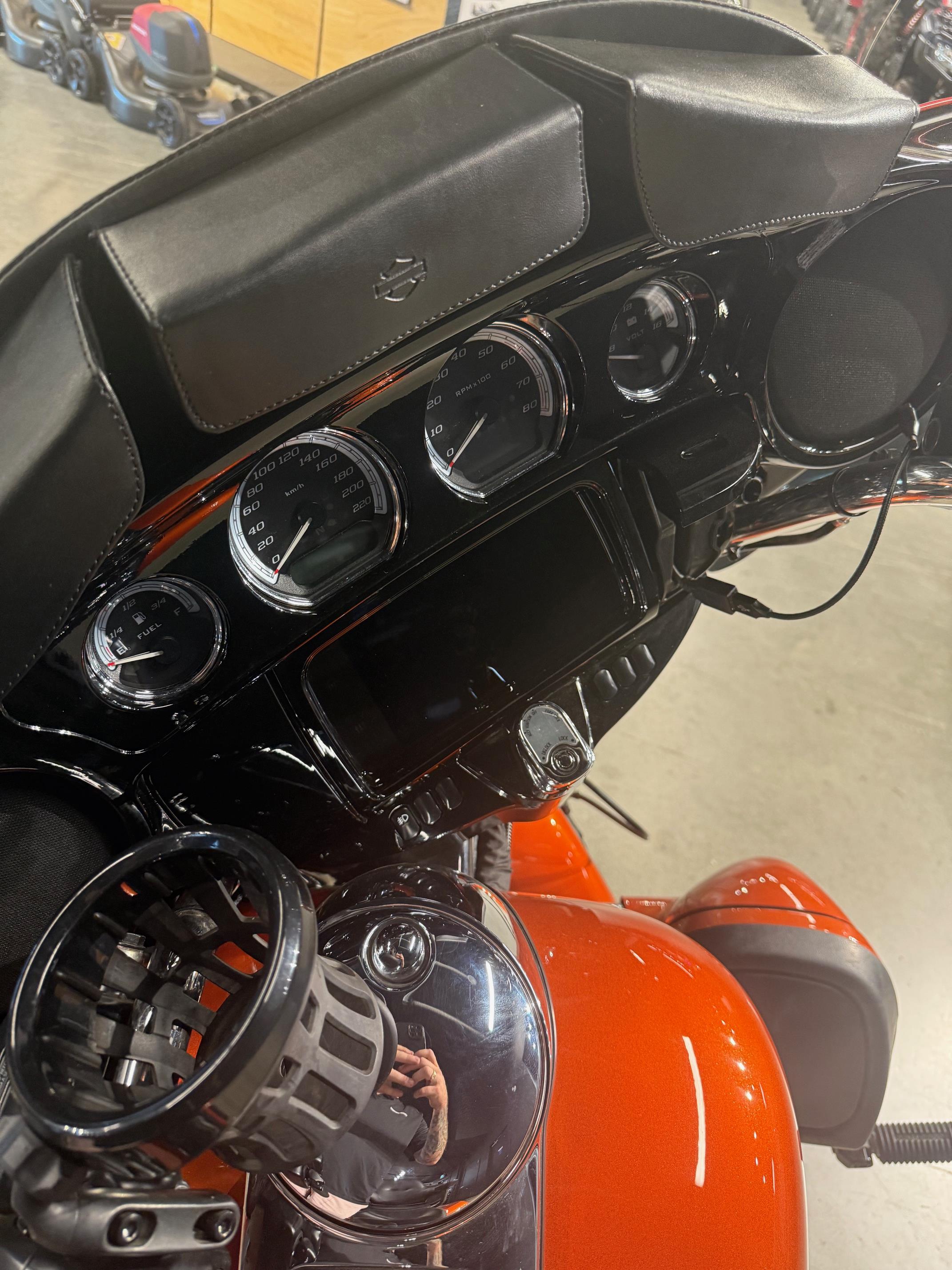 2019 Harley-Davidson® ELECTRA GLIDE ULTRA CLASSIC LIMITED 114 - Photo 2