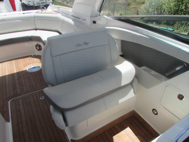 2020 Sea Ray 350 SLX Outboard - Photo 14