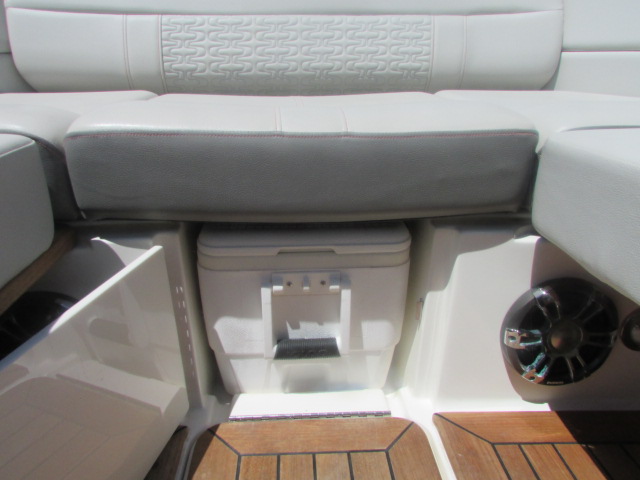 2020 Sea Ray 350 SLX Outboard - Photo 20