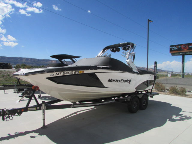 2017 MasterCraft X23 - Photo 3
