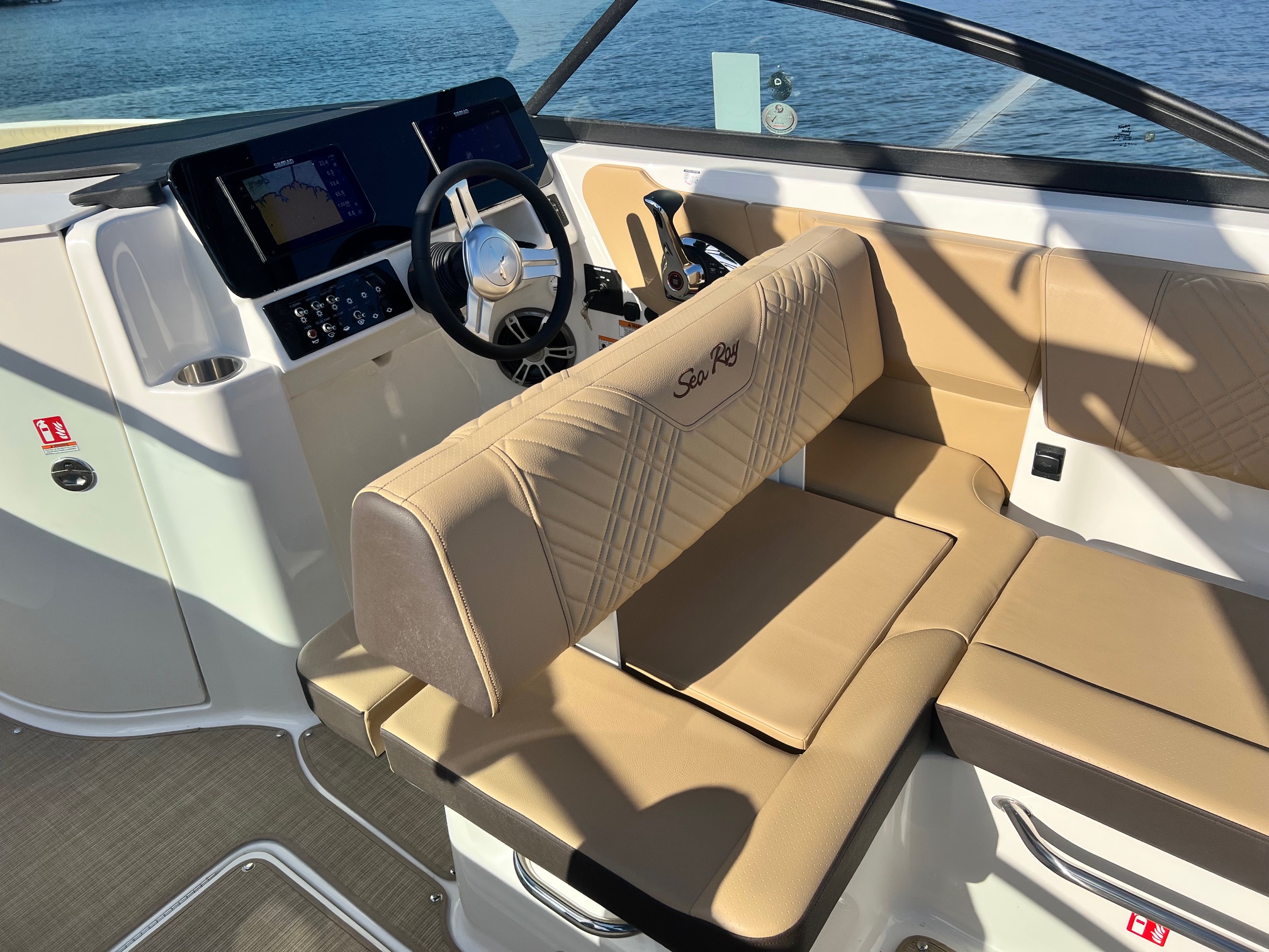 2025 Sea Ray SDX 250 - Photo 18