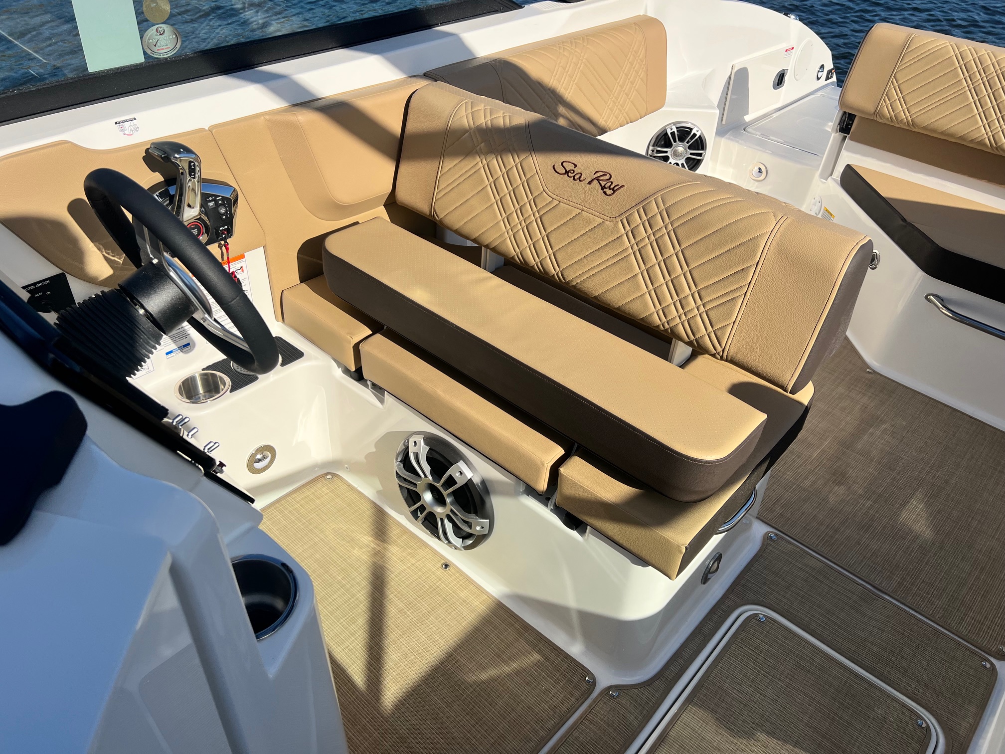 2025 Sea Ray SDX 250 - Photo 11