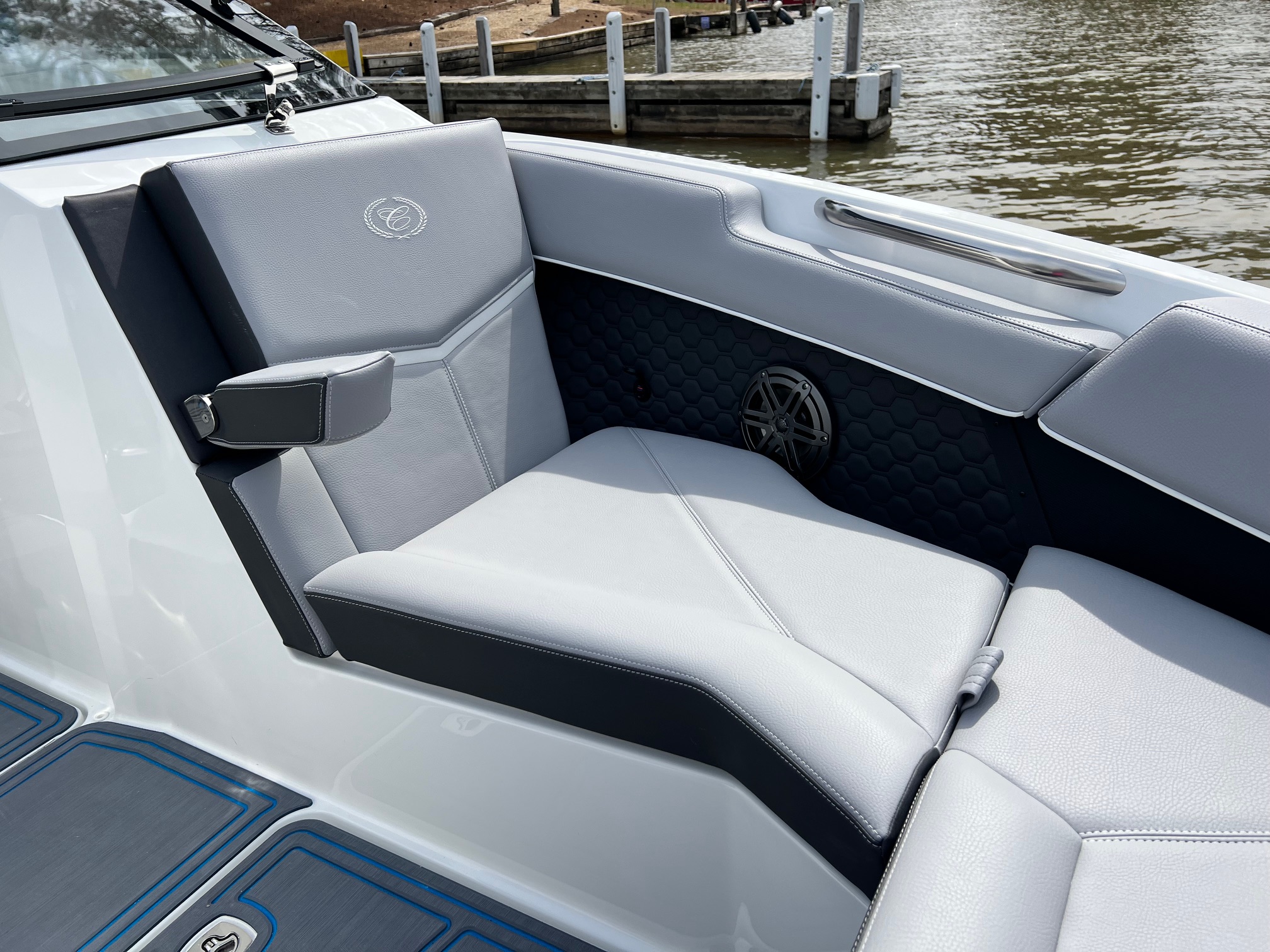 2025 Cobalt R6 Surf - Photo 10