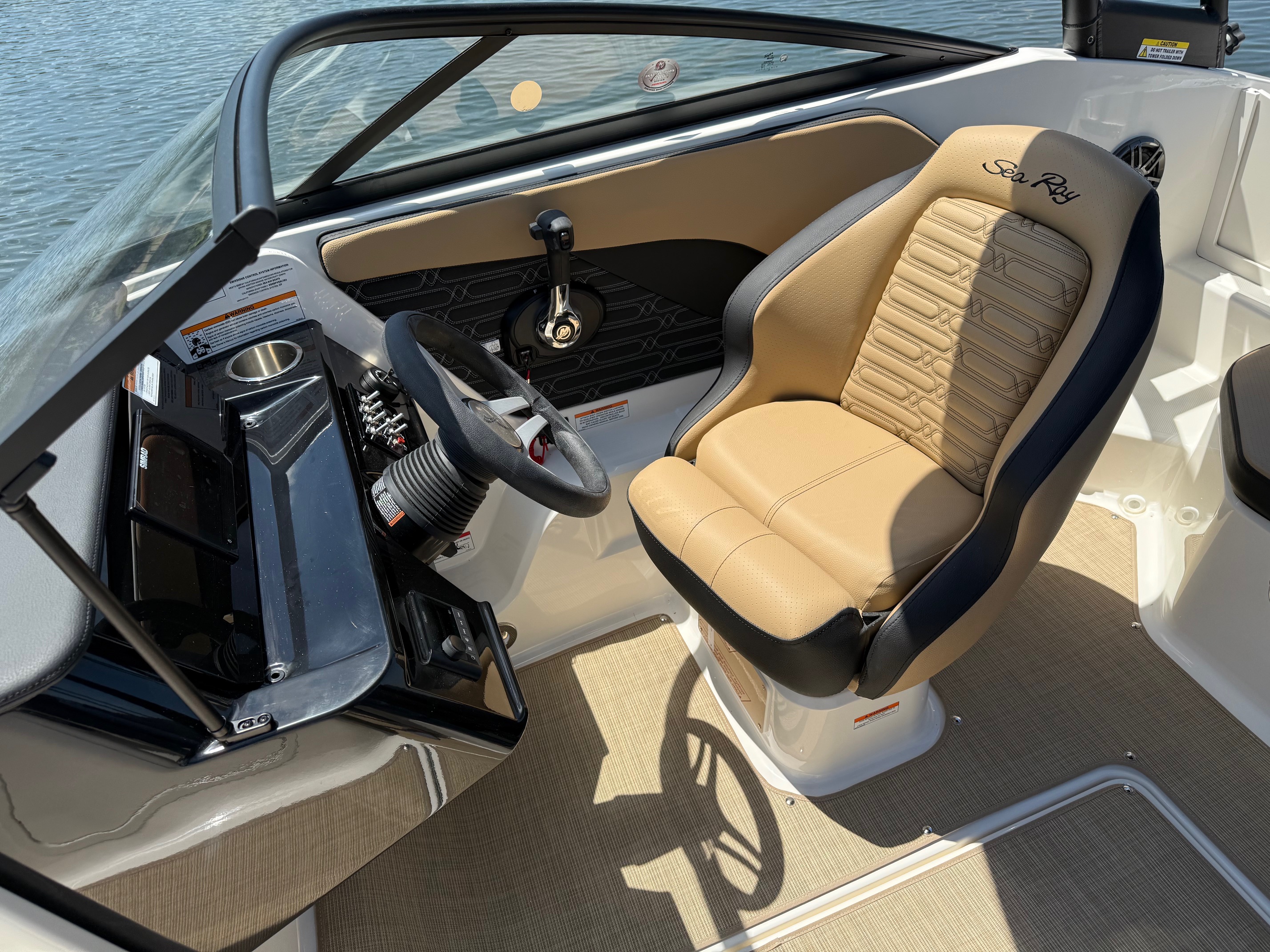 2025 Sea Ray SPX 190 - Photo 11