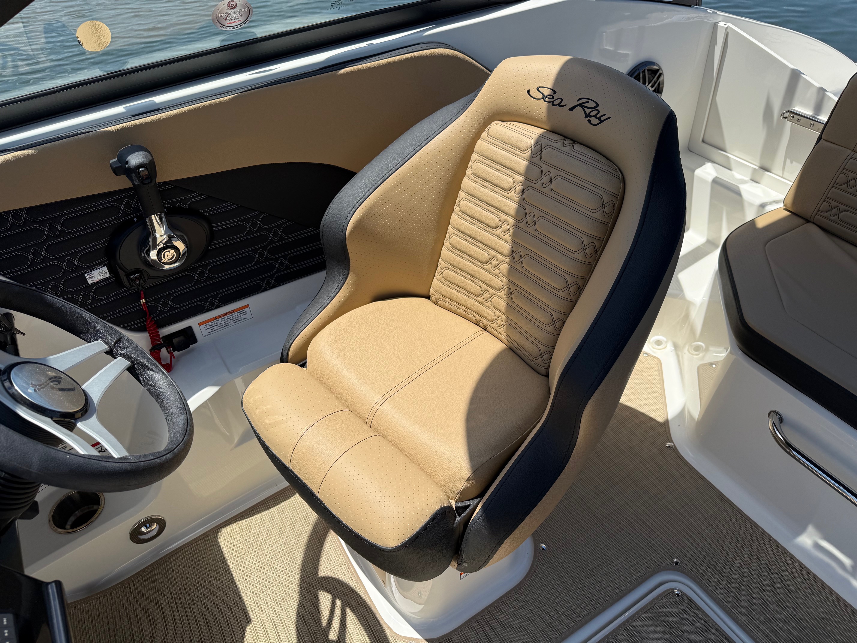 2025 Sea Ray SPX 190 - Photo 12