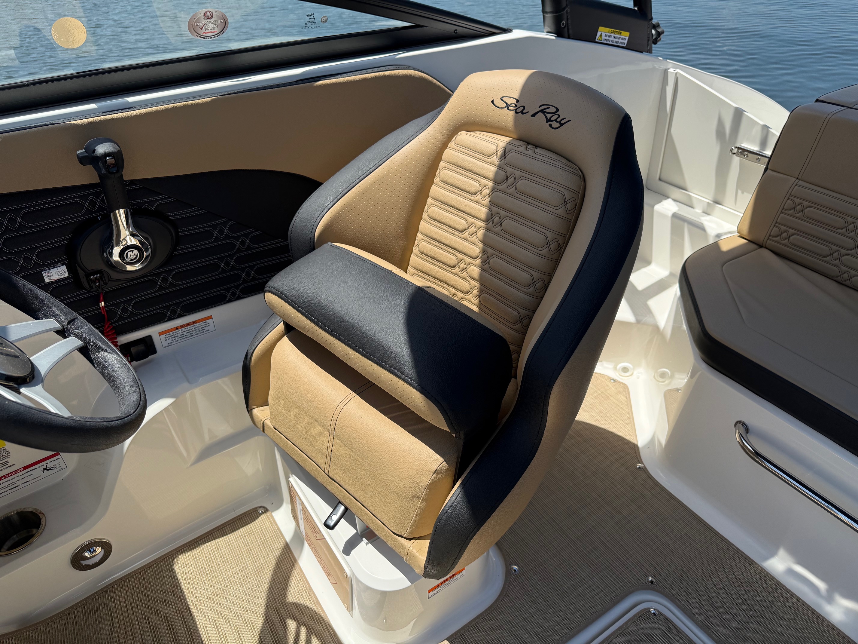 2025 Sea Ray SPX 190 - Photo 13