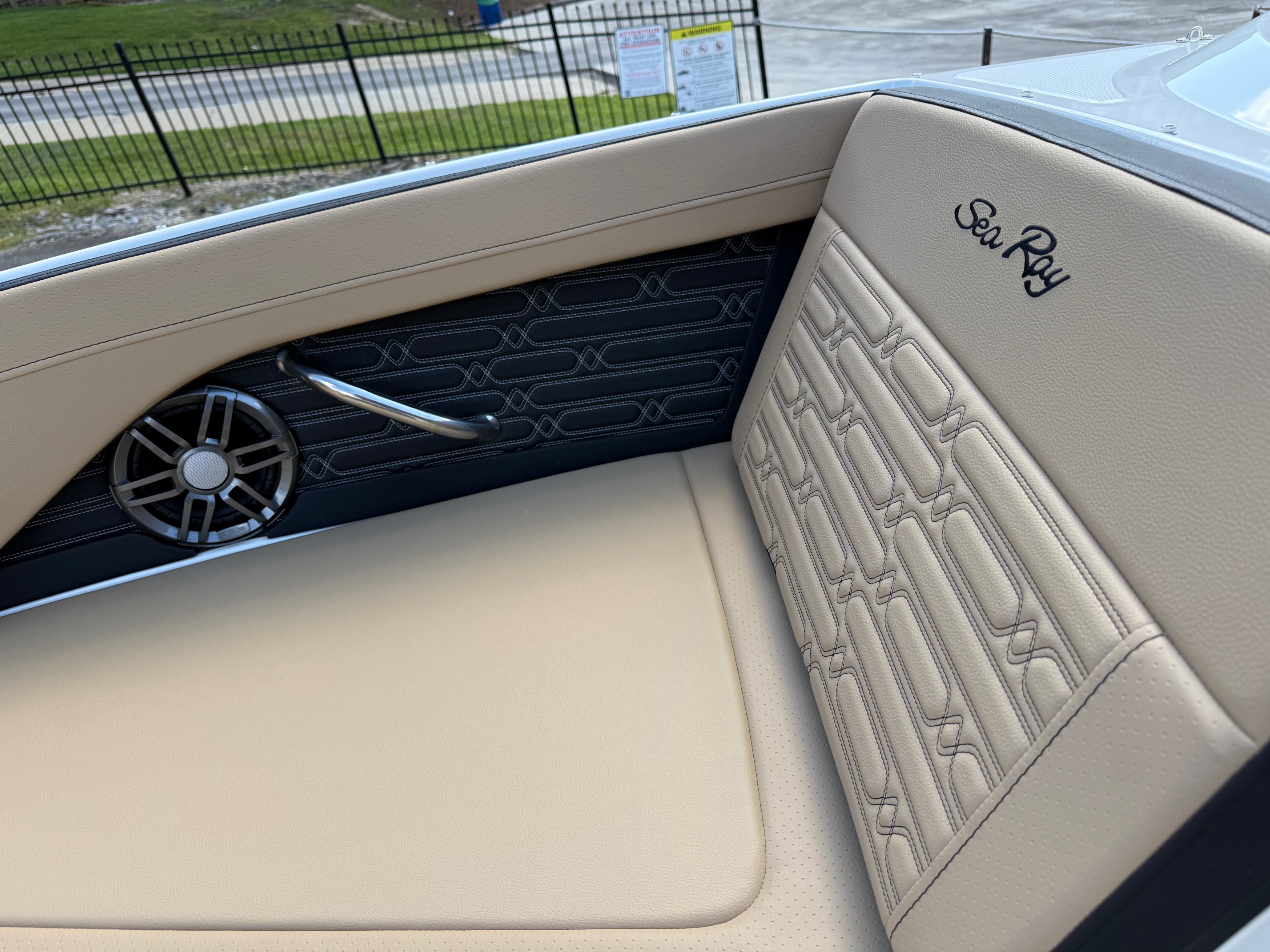 2026 Sea Ray SPX 210 - Photo 10