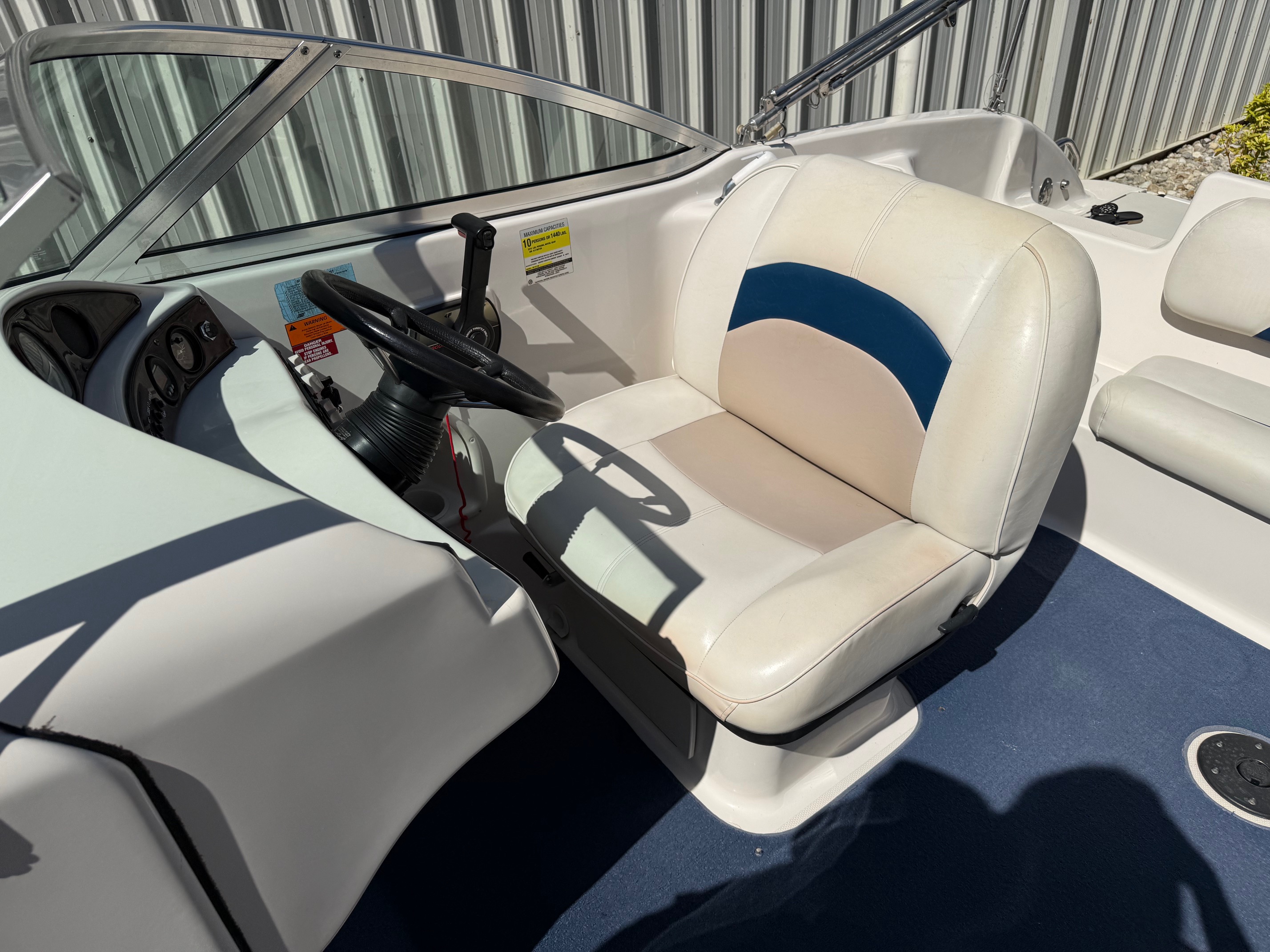 2001 Hurricane Sundeck 217 - Photo 17
