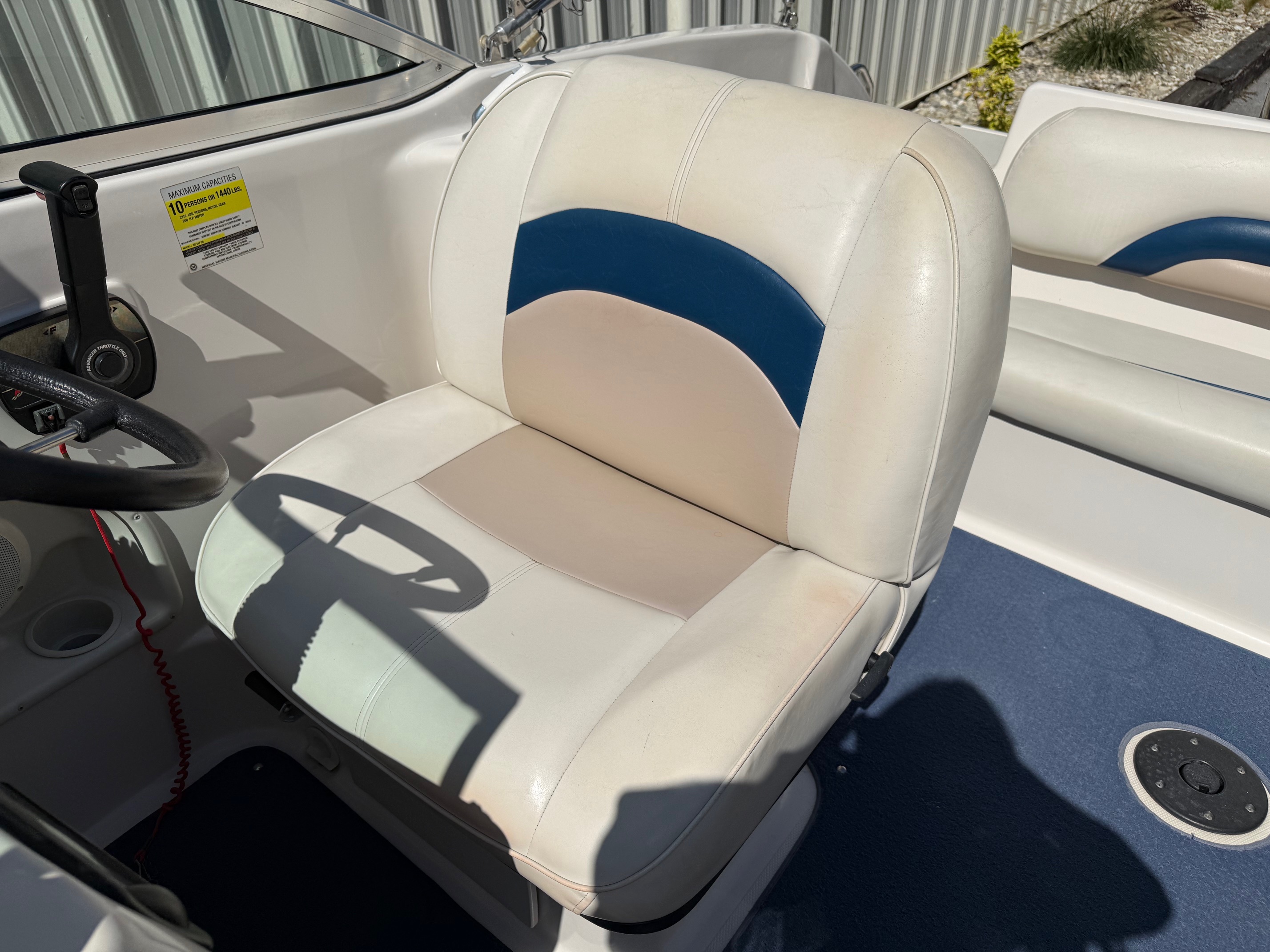 2001 Hurricane Sundeck 217 - Photo 18