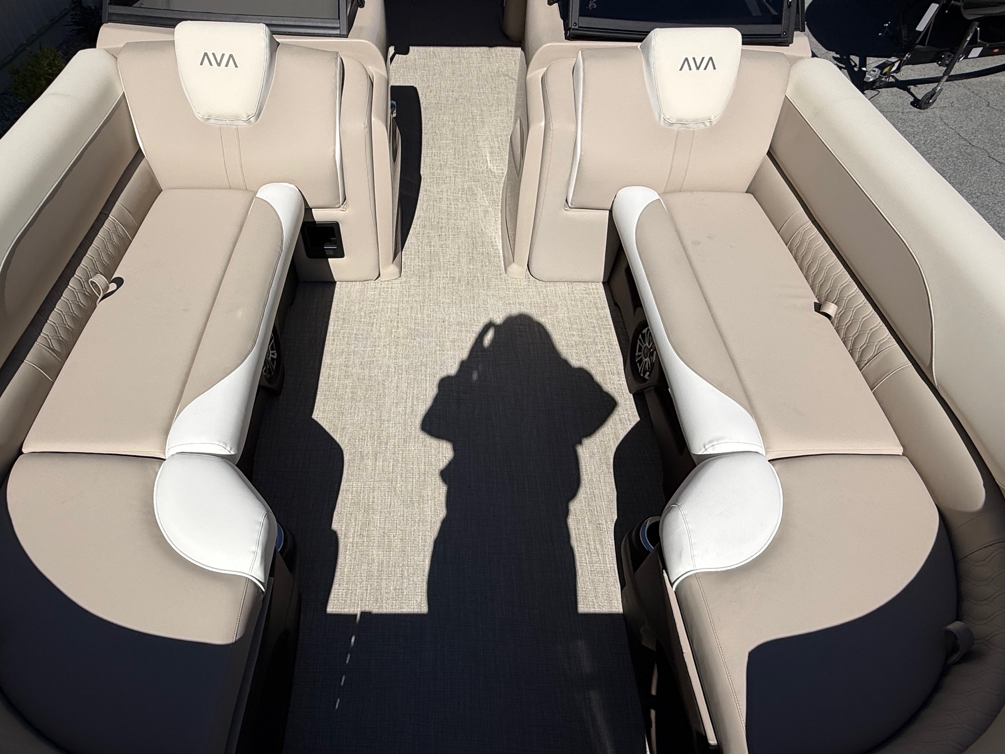 2026 Avalon LSZ - 23 FT Elite Windshield - Photo 6