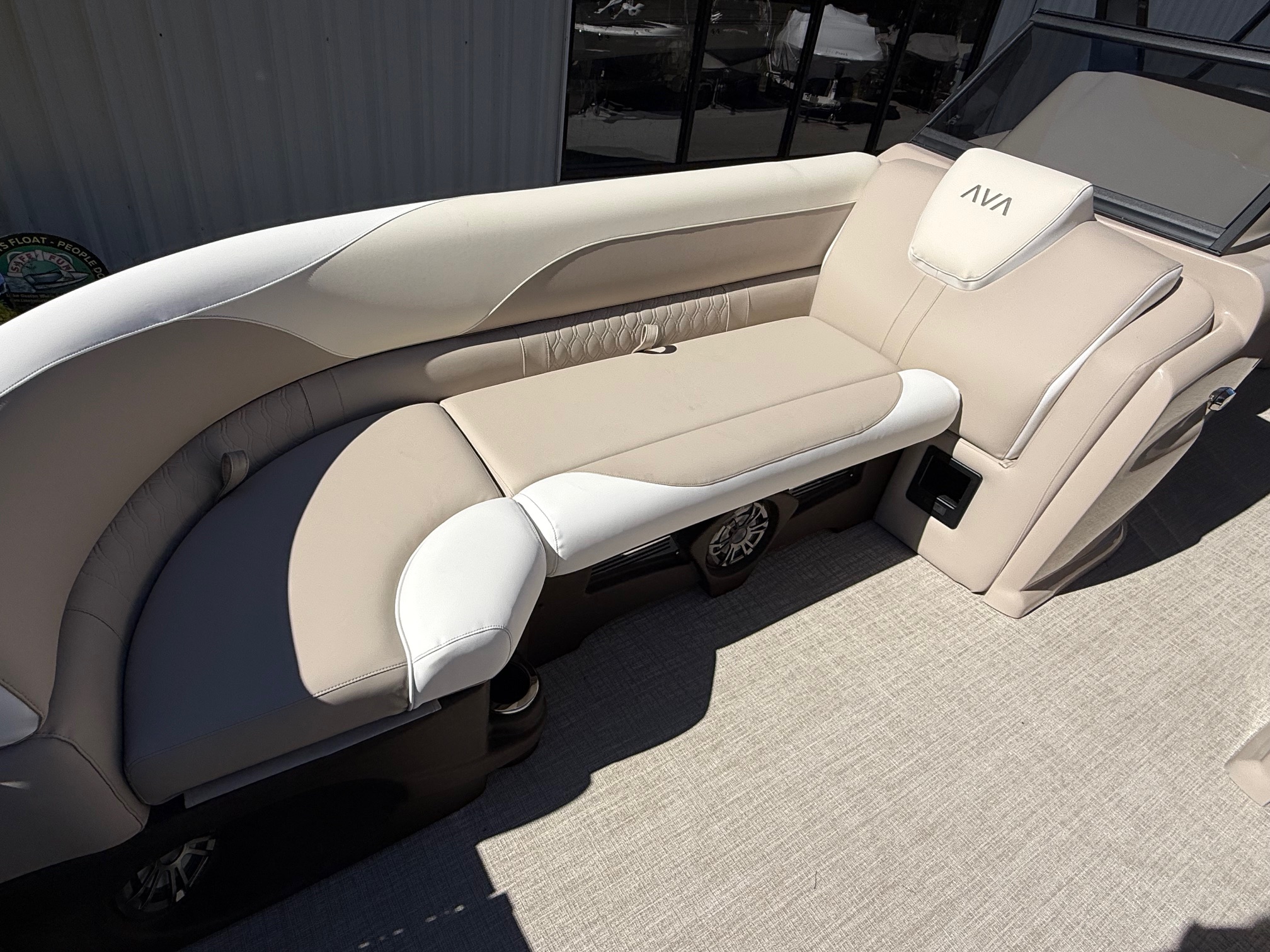 2026 Avalon LSZ - 23 FT Elite Windshield - Photo 7
