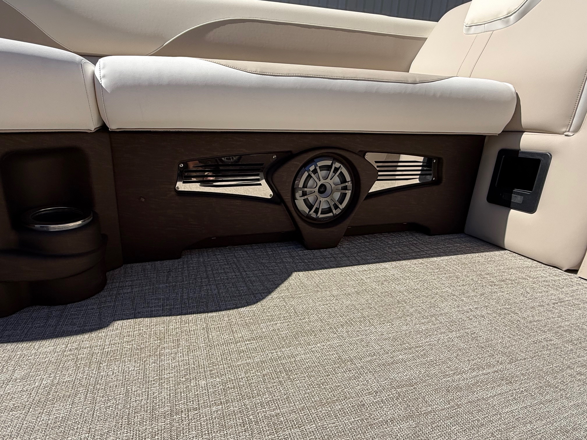 2026 Avalon LSZ - 23 FT Elite Windshield - Photo 8