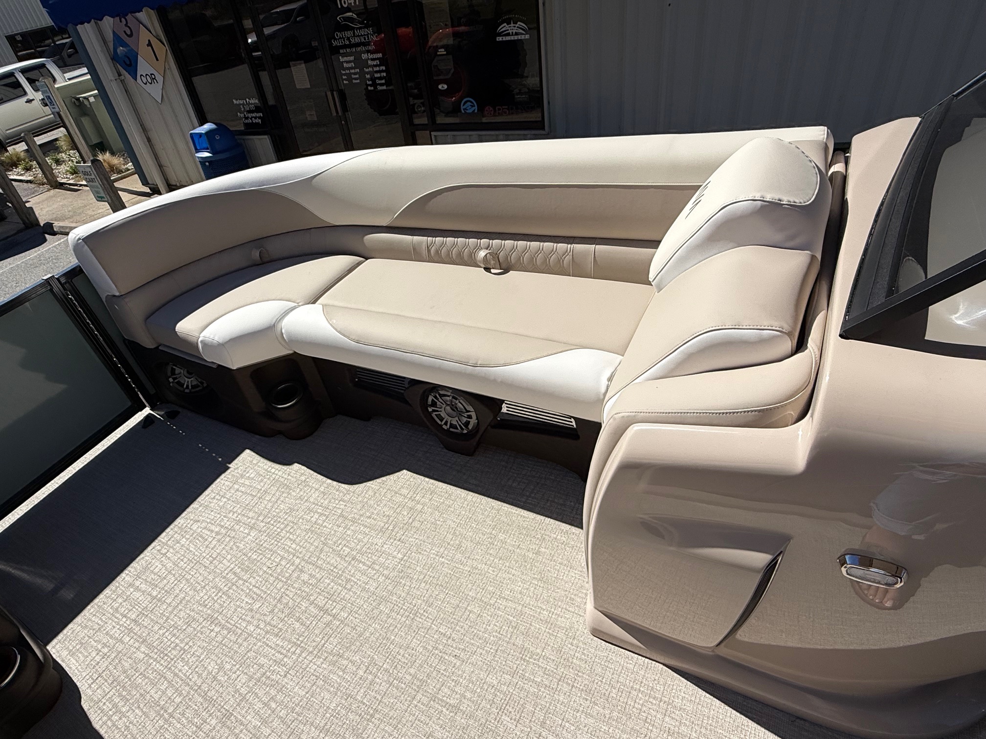 2026 Avalon LSZ - 23 FT Elite Windshield - Photo 9
