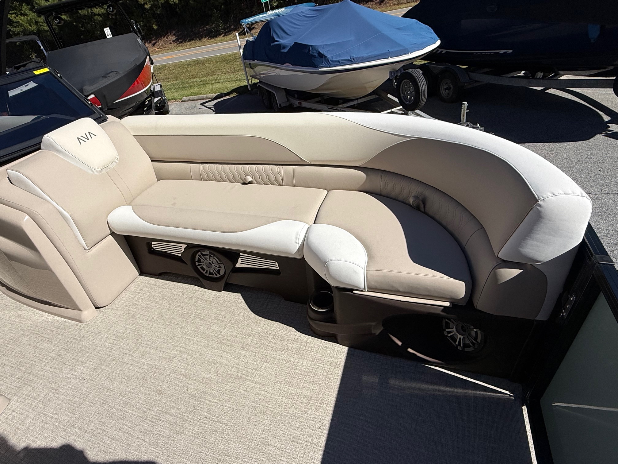 2026 Avalon LSZ - 23 FT Elite Windshield - Photo 10