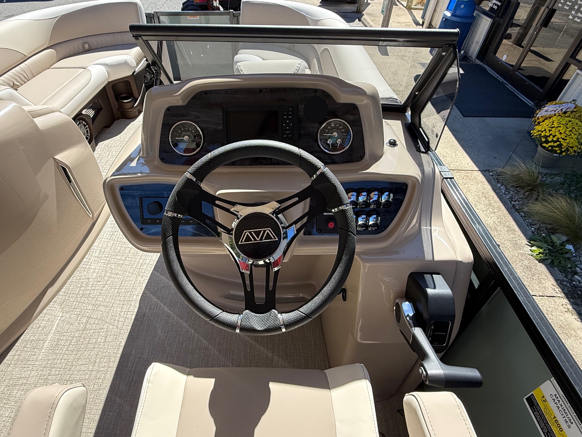 2026 Avalon LSZ - 23 FT Elite Windshield - Photo 17