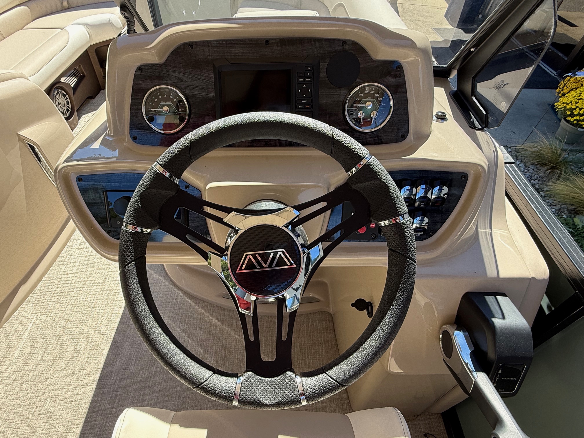 2026 Avalon LSZ - 23 FT Elite Windshield - Photo 18