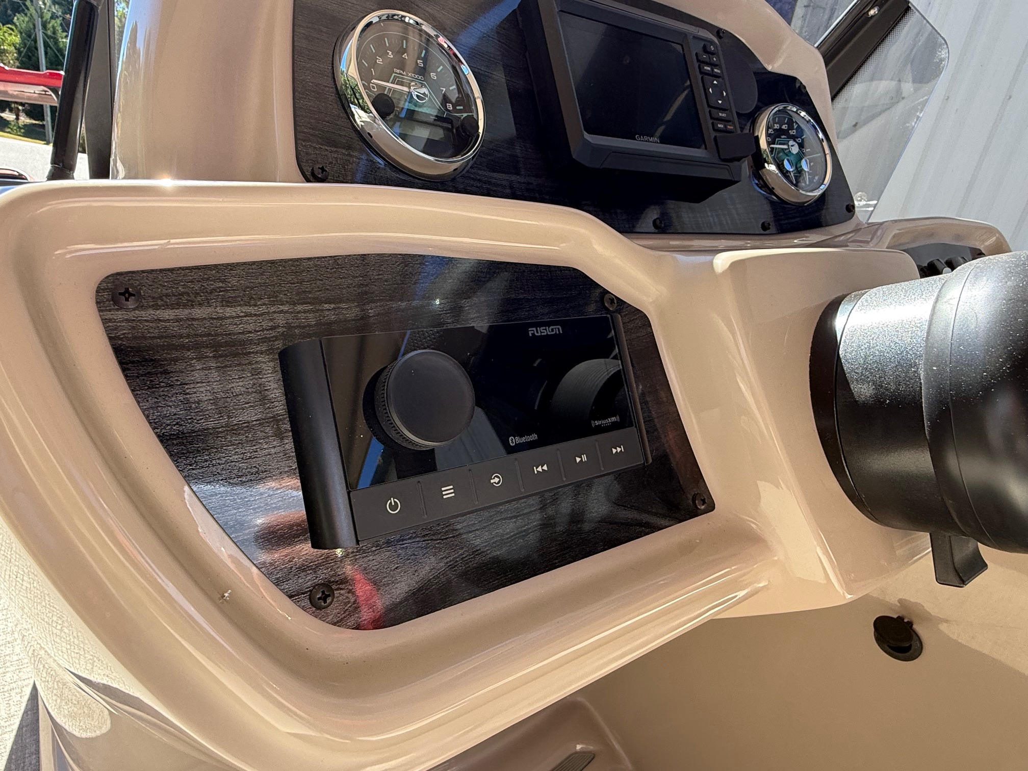 2026 Avalon LSZ - 23 FT Elite Windshield - Photo 19