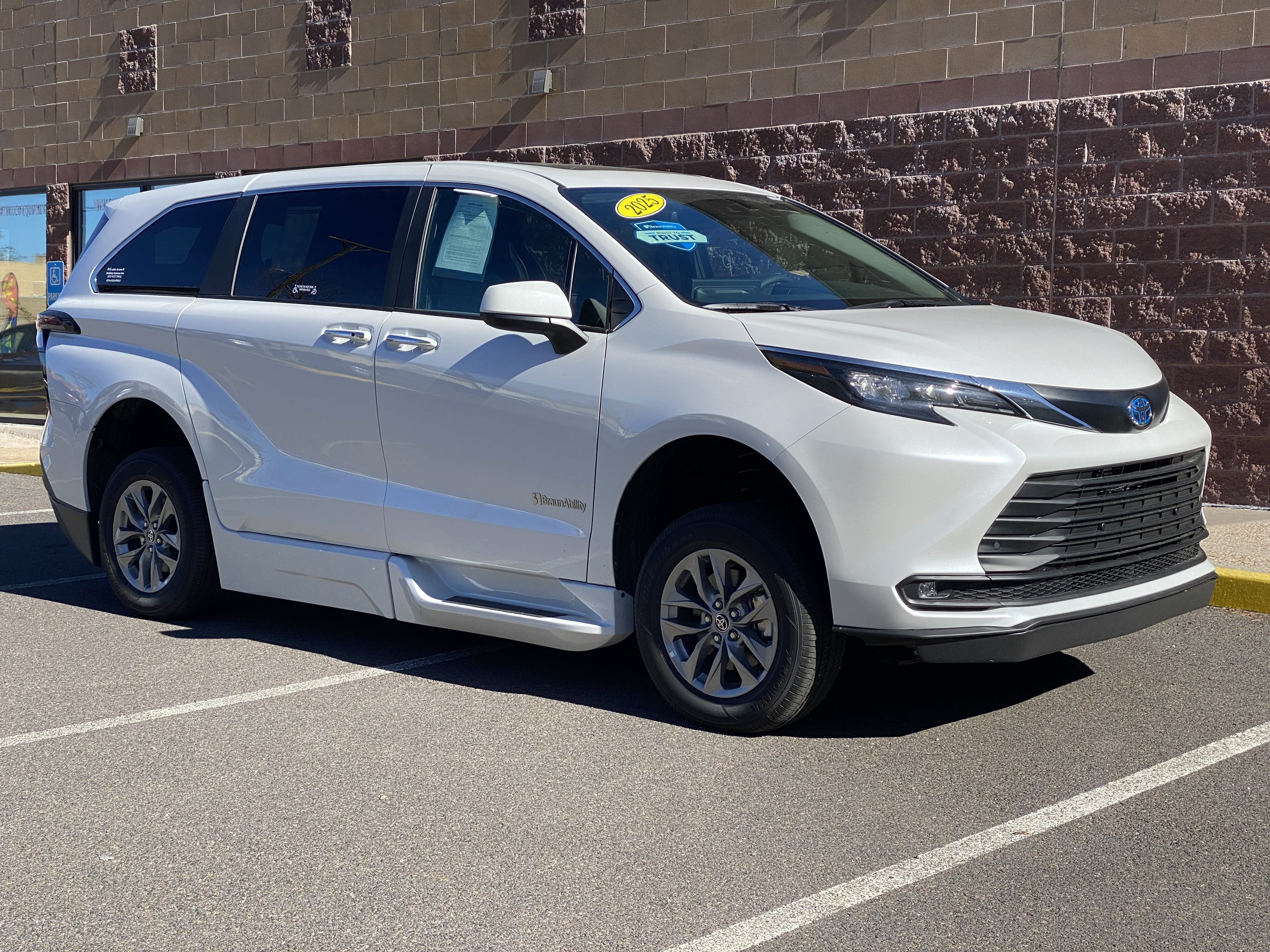 2025 Toyota Sienna XLE's photo