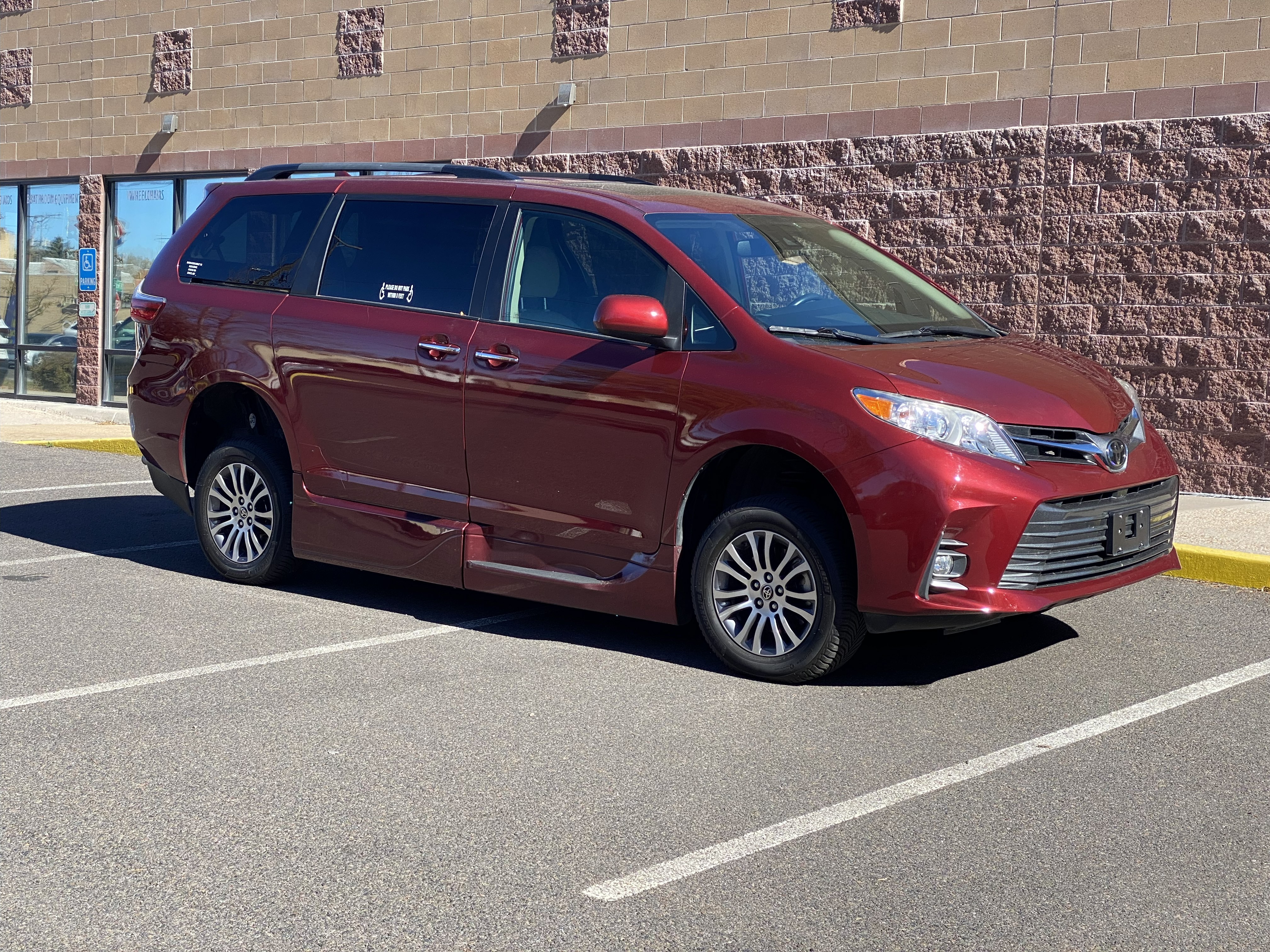 2020 Toyota Sienna XLE's photo