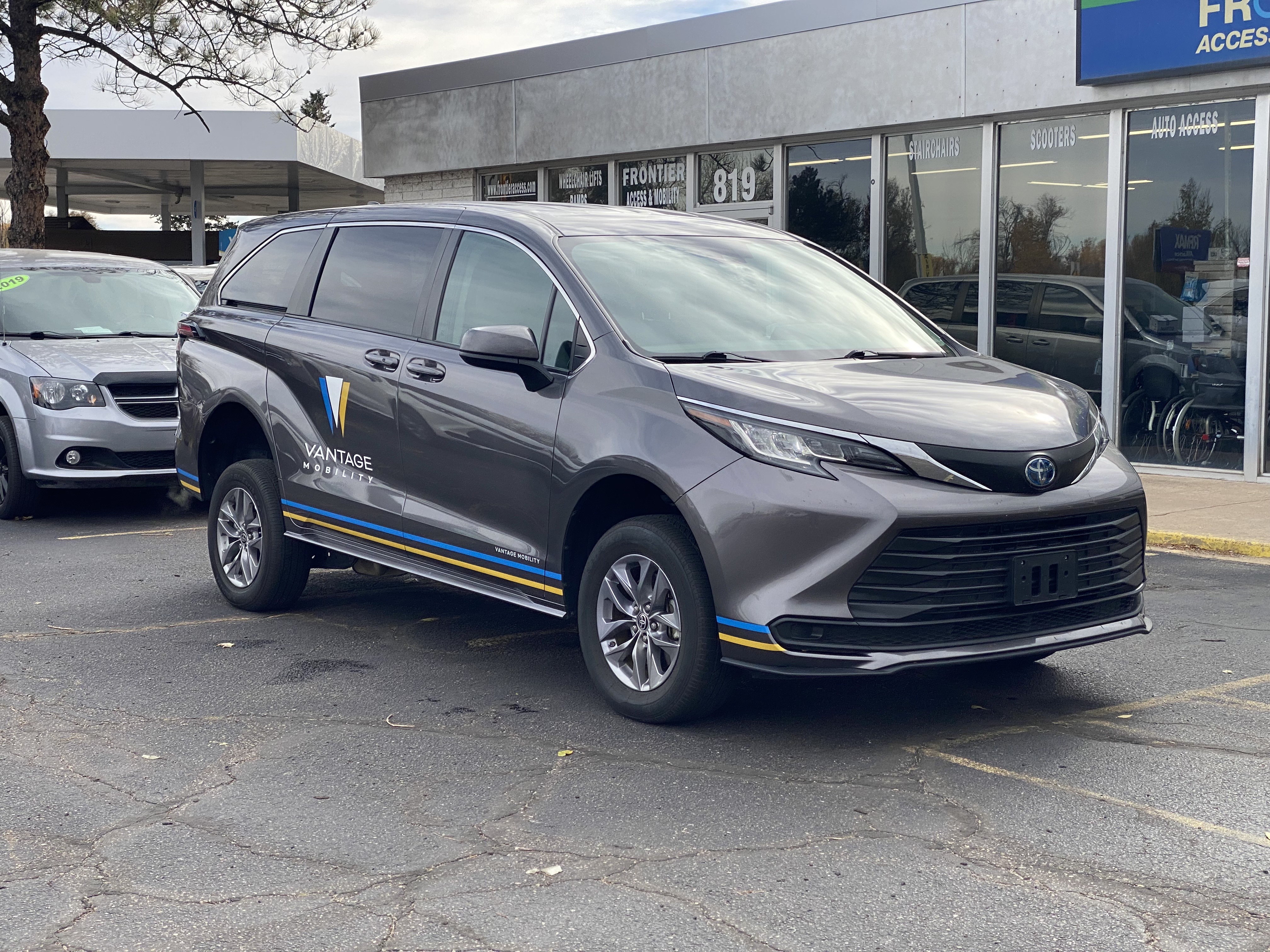 2023 Toyota Sienna LE's photo