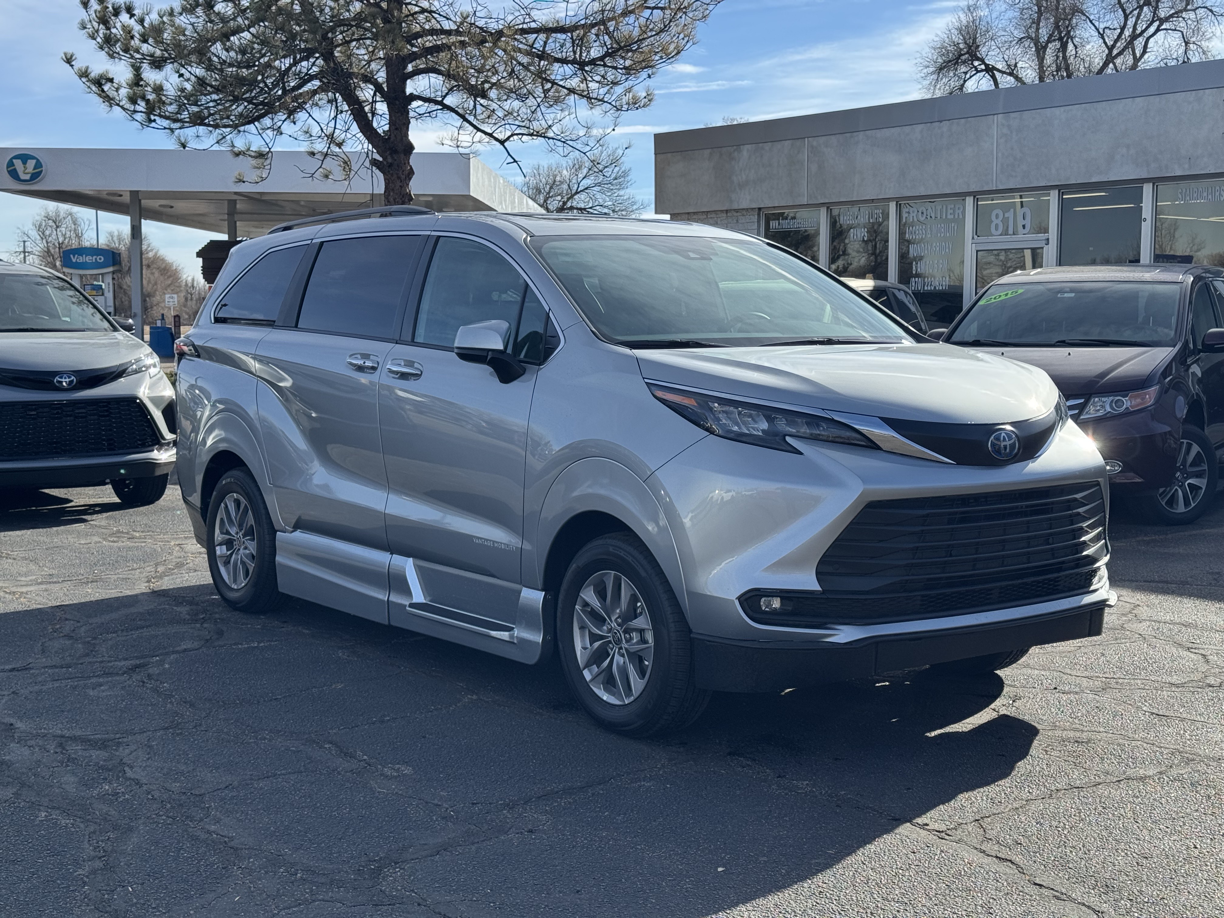 2025 Toyota Sienna XLE's photo