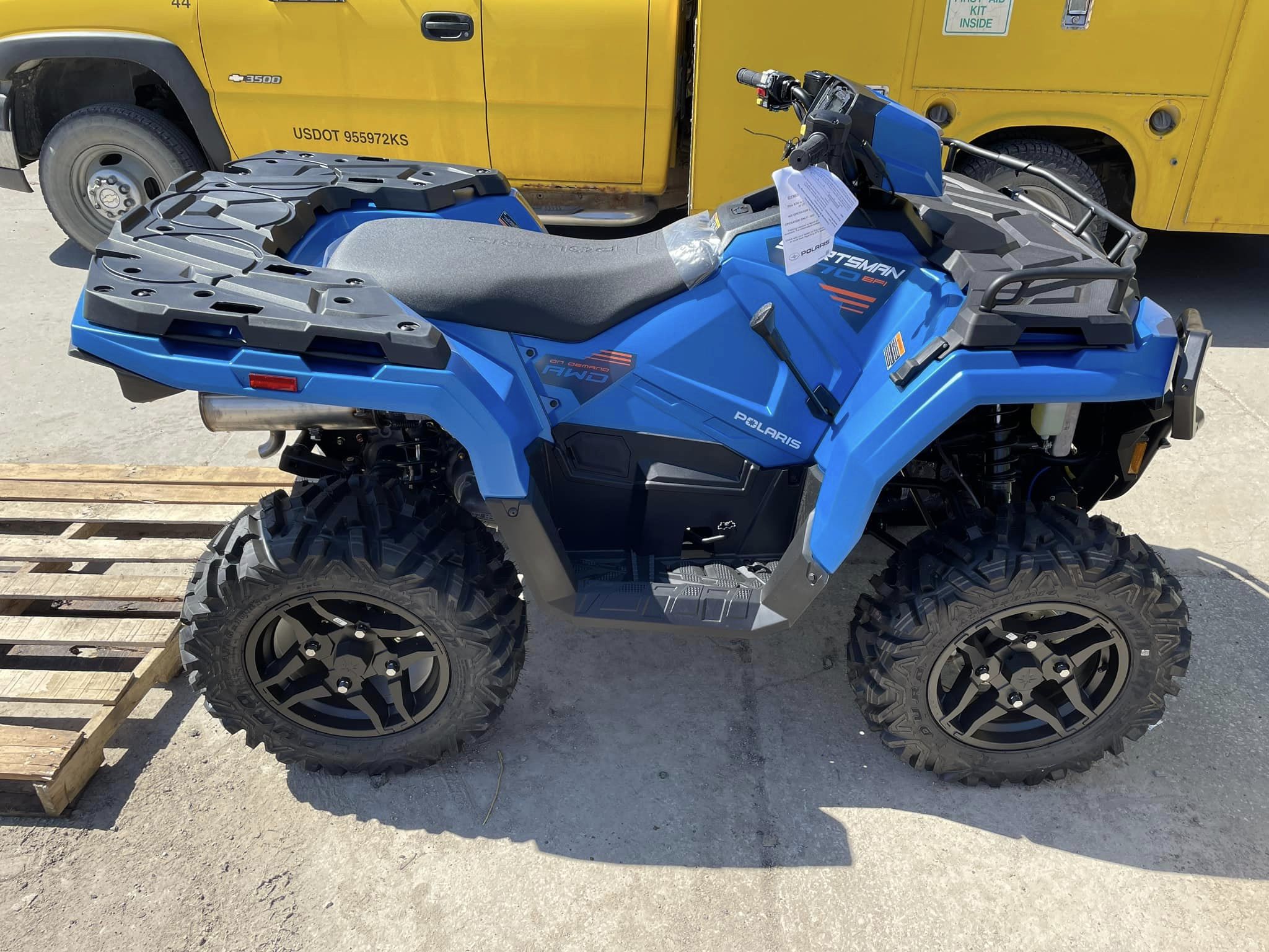 2025 Polaris Sportsman® 570 Trail Electric Blue - Photo 3