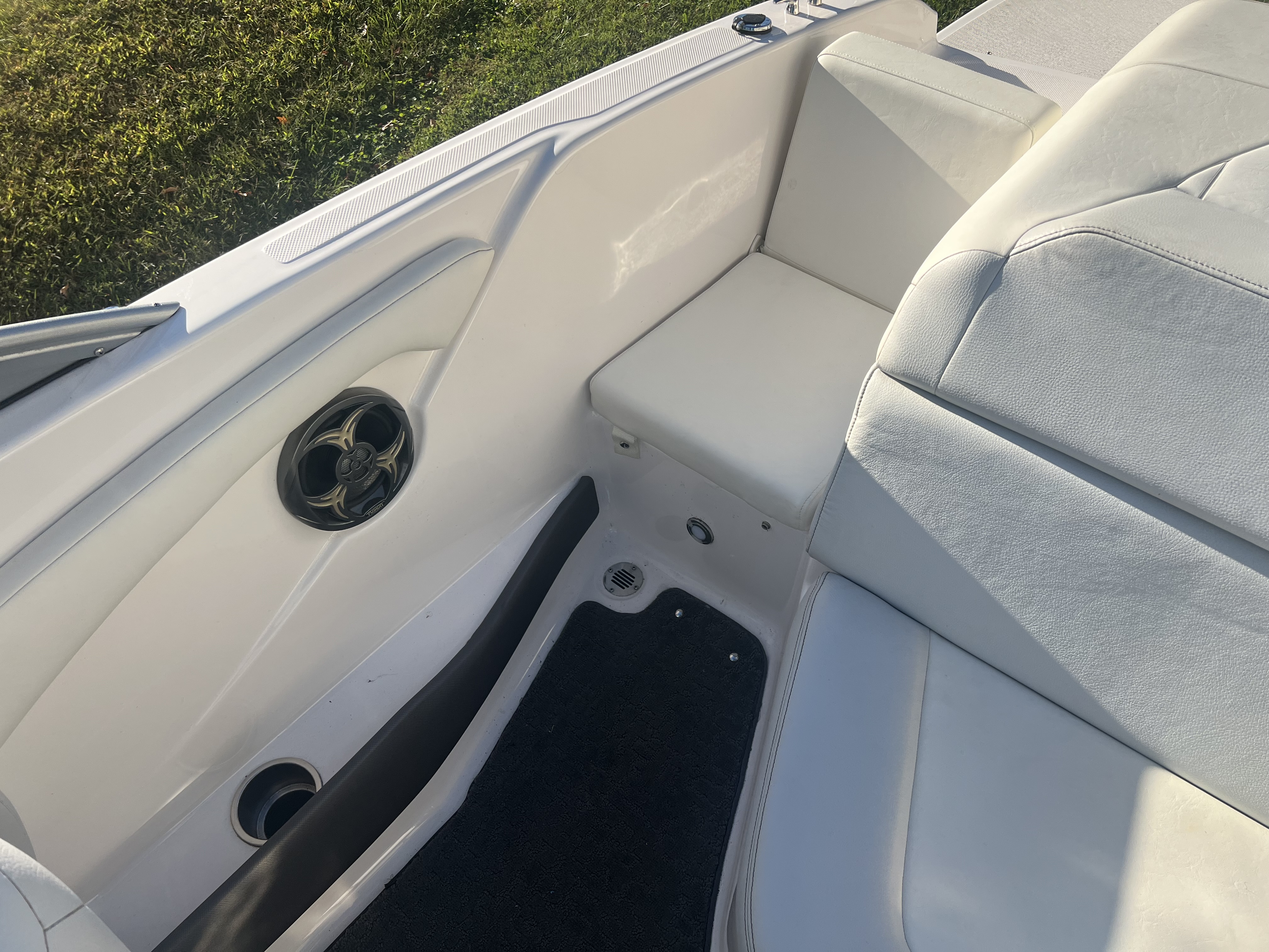 2014 Regal Bowrider 1900 - Photo 11