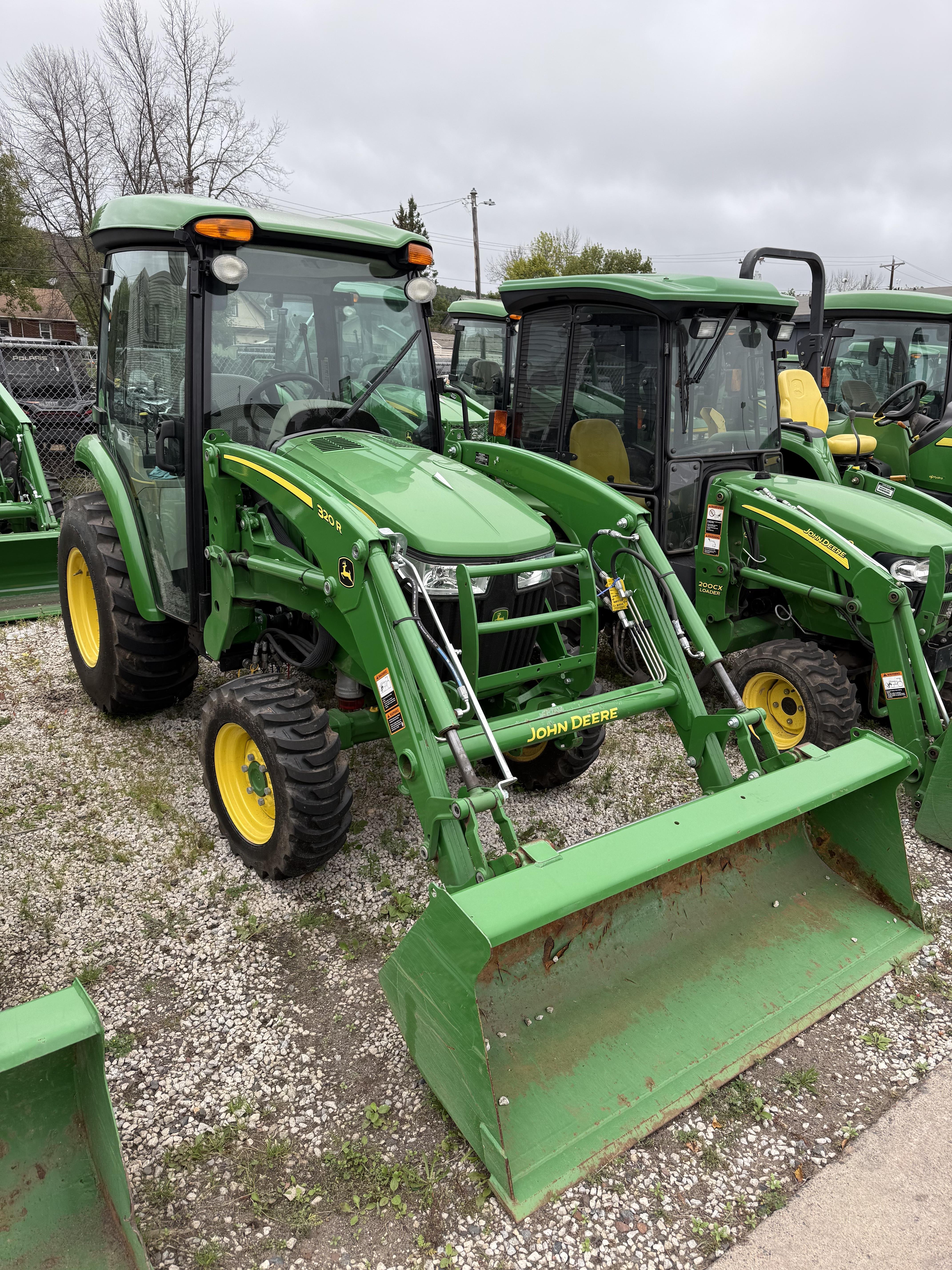 2022 John Deere 3033R CAB