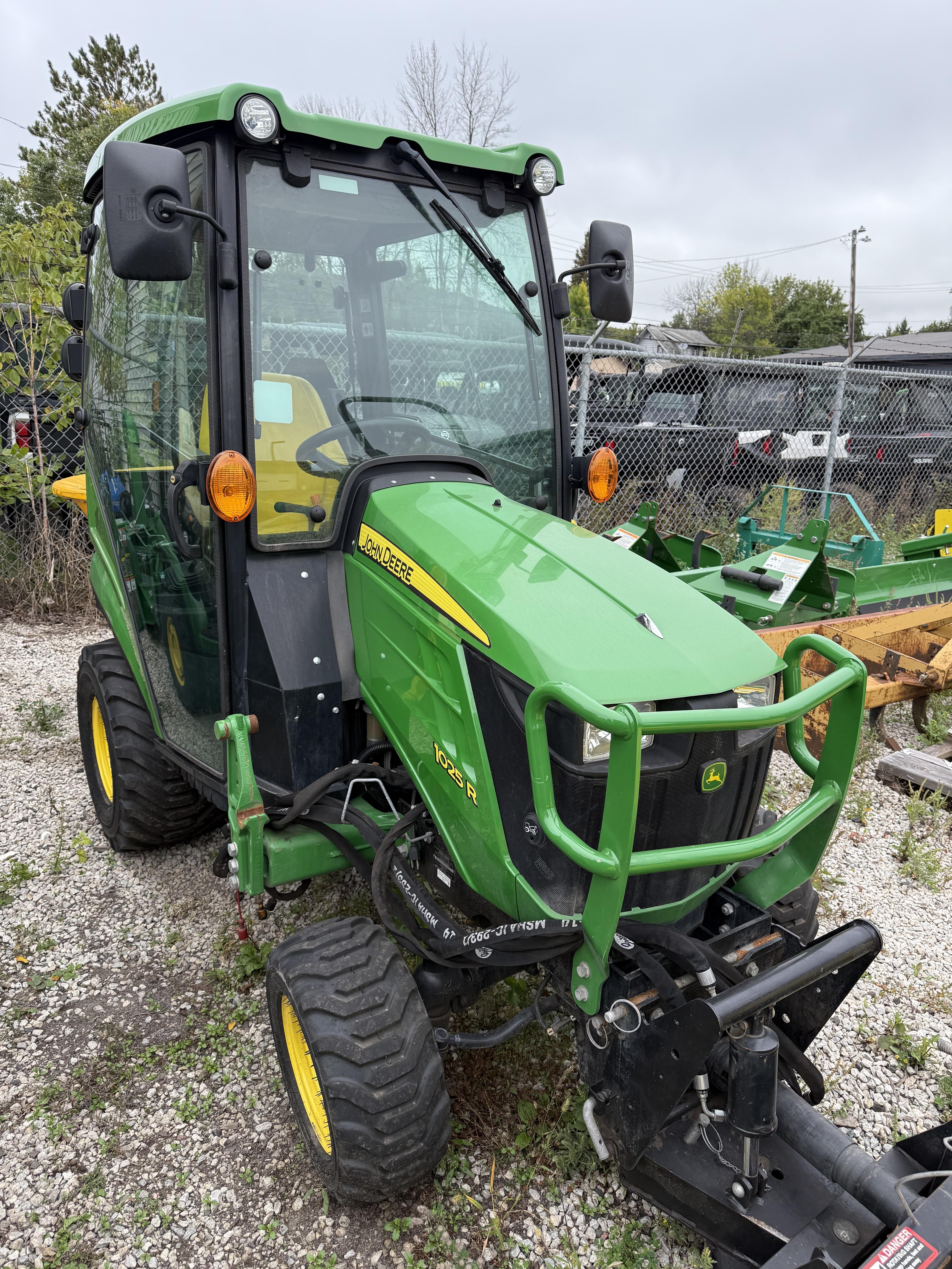2022 John Deere 1025R - Photo 2