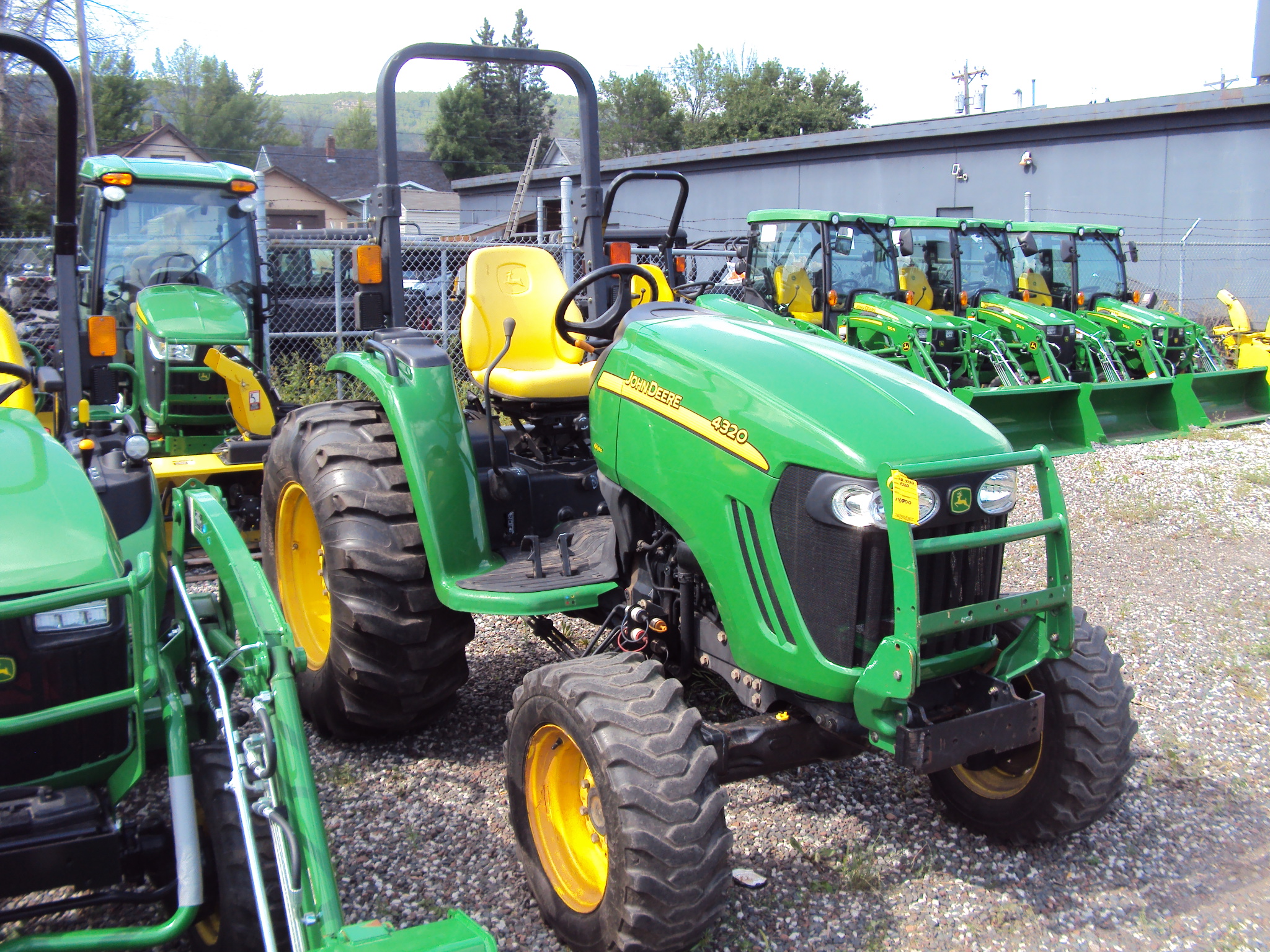 2010 John Deere 4320 - Photo 2