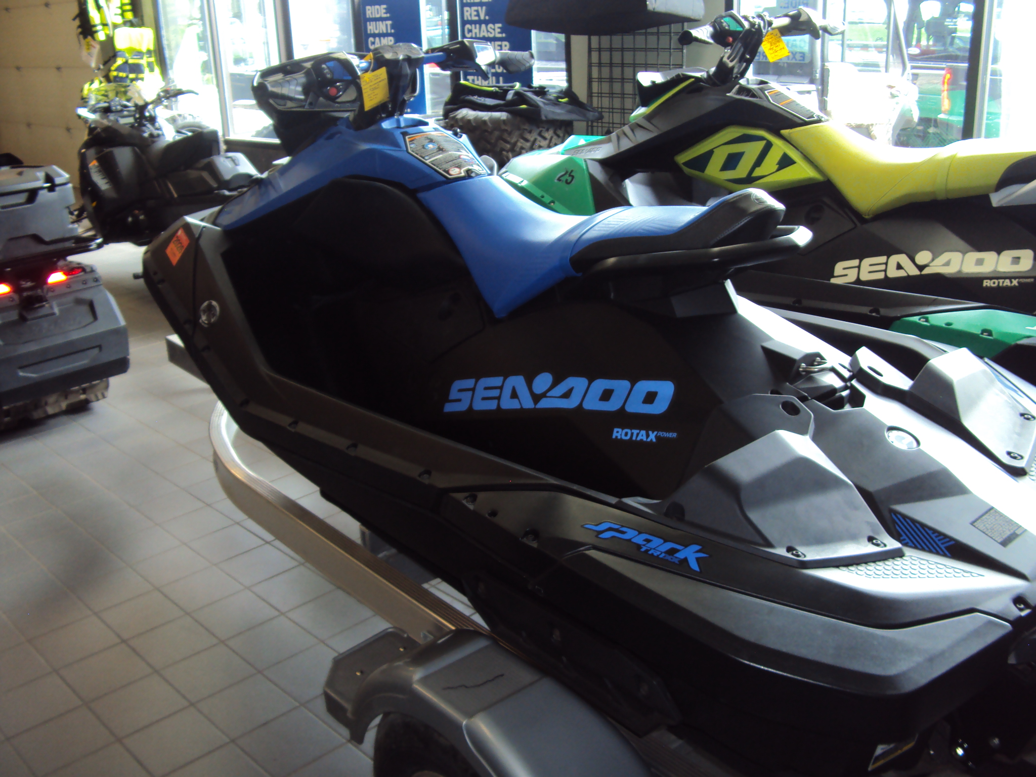 2023 Sea-Doo Spark Trixx 2 Up 90 With iBR and audio - Photo 4