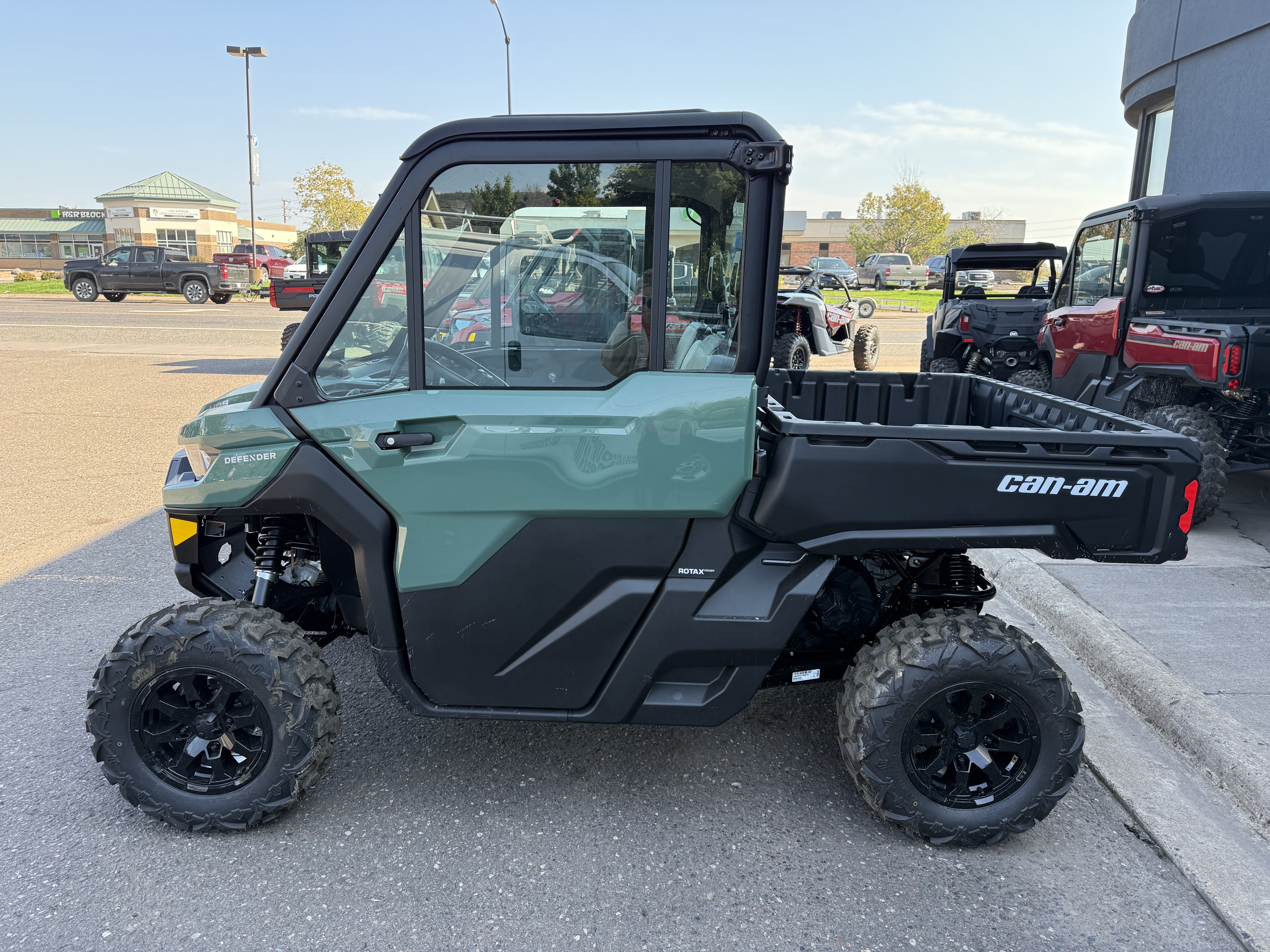 2026 Can-Am Defender DPS Cab HD9