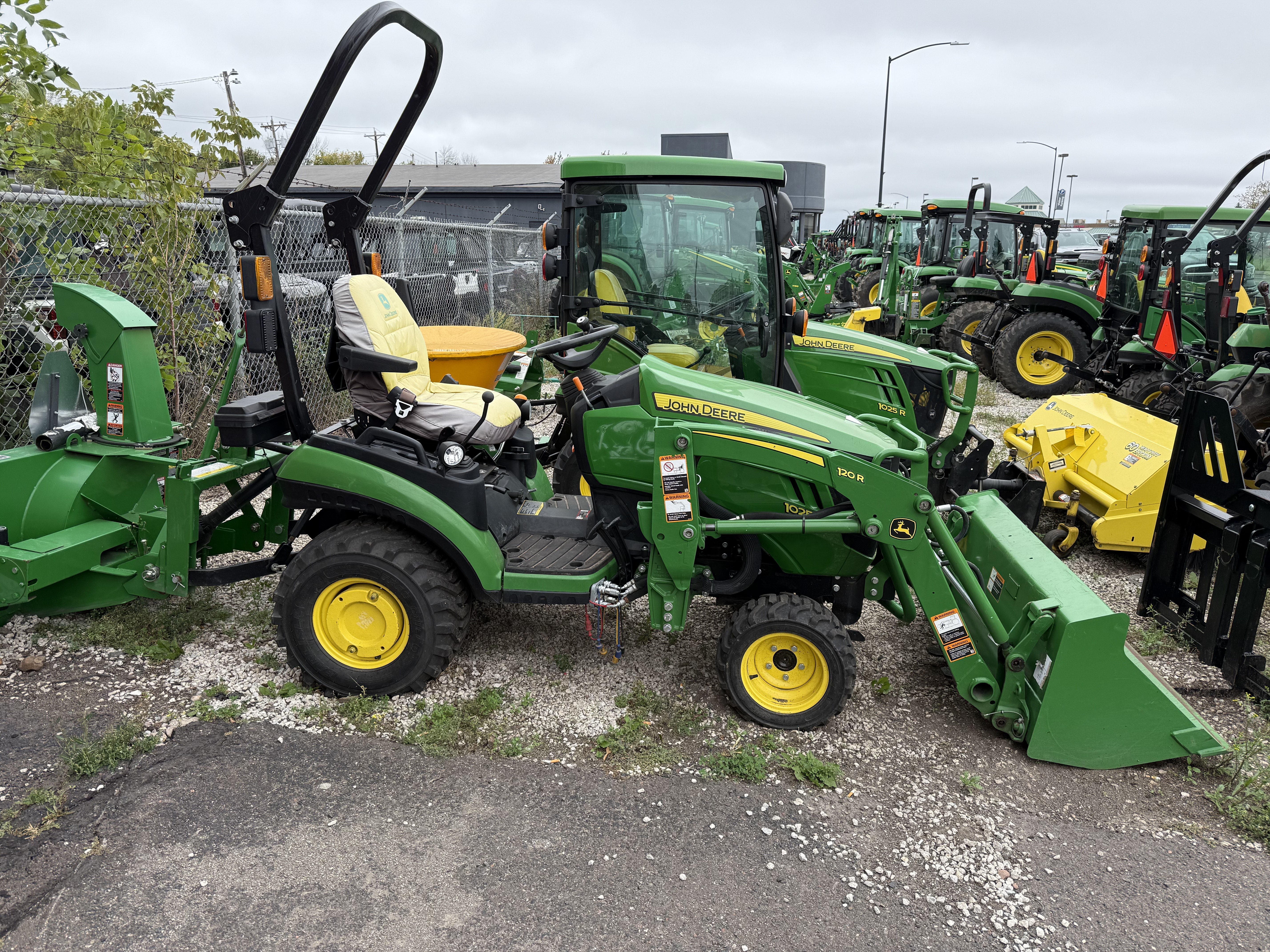 2020 John Deere 1025R - Photo 2
