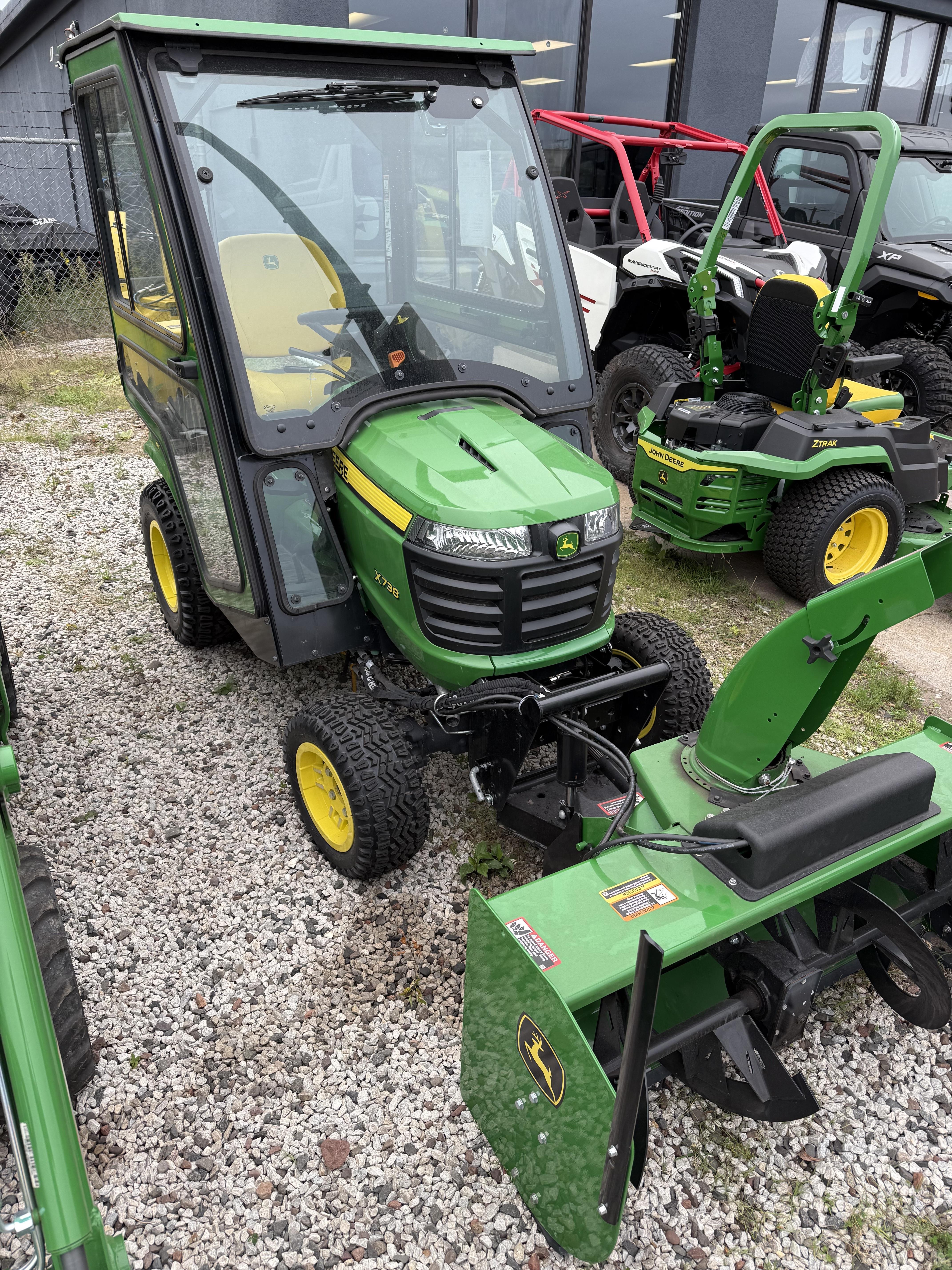 2024 John Deere X738 - Photo 4