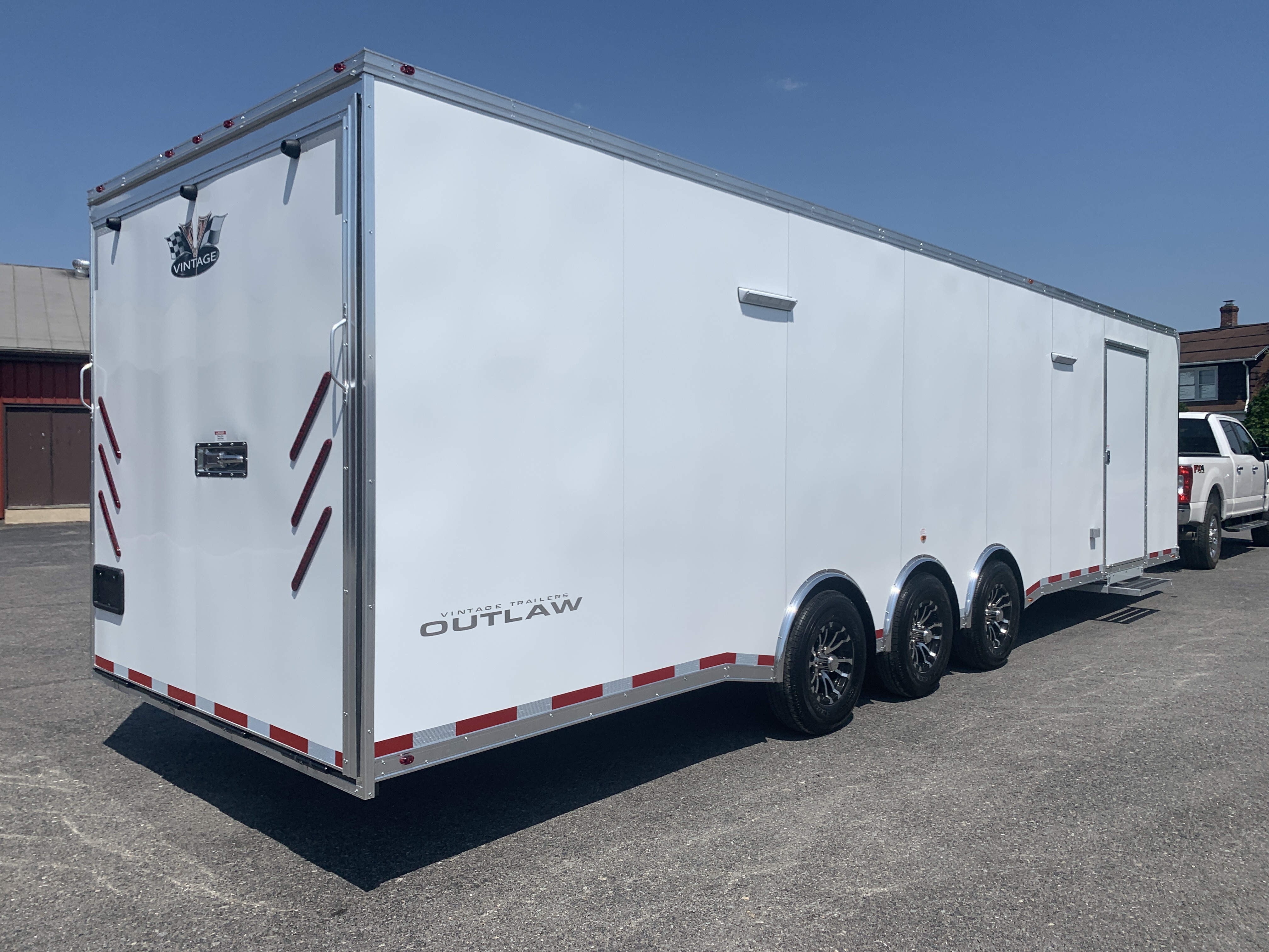 2023 Vintage Trailers 32'''' OUTLAW - TRIPLE AXLE - OPTIONS - Photo 4